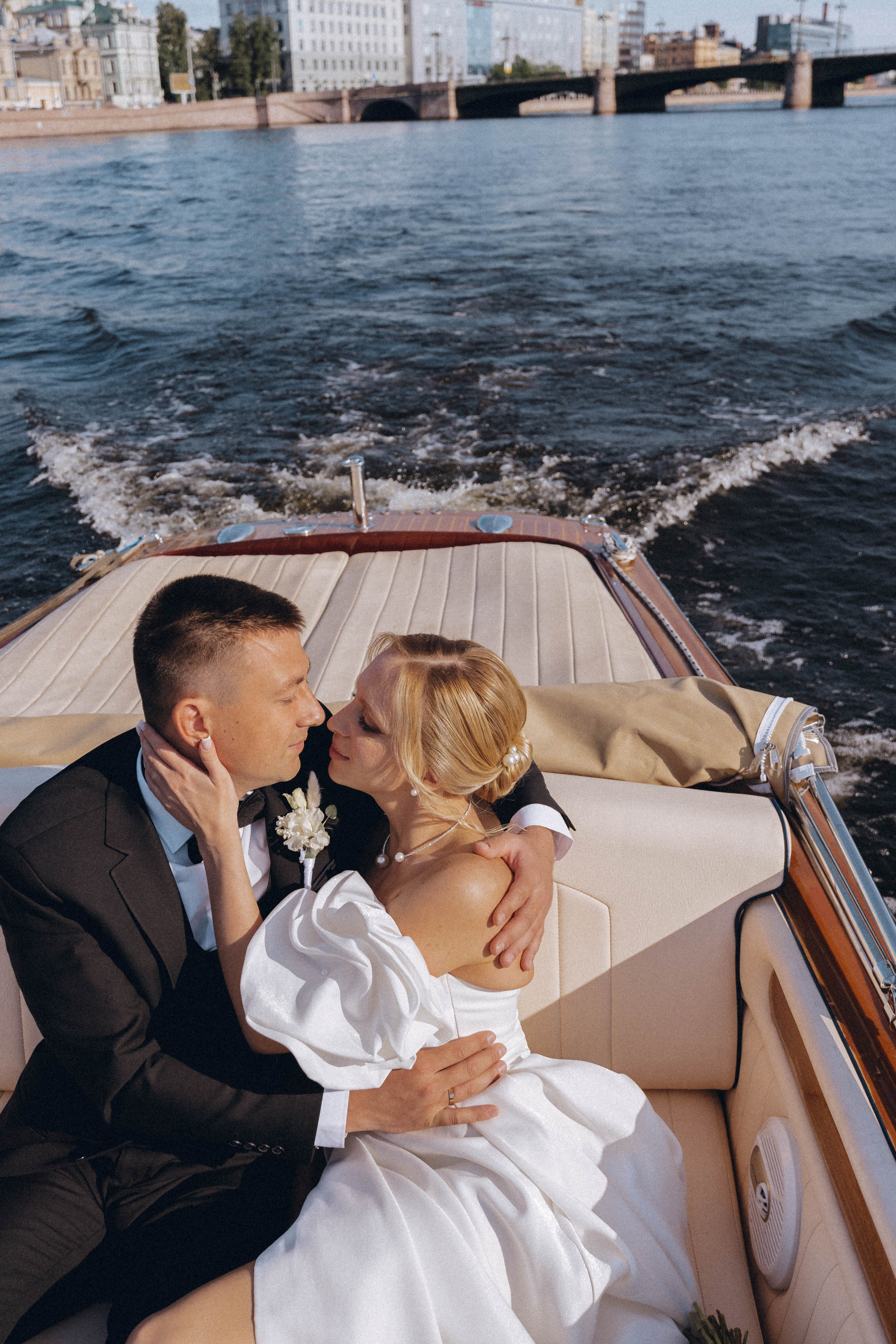 СВАДЕНБНАЯ СЬЕМКА НА КАТЕРЕ ПО КАНАЛАМ САНКТ-ПЕТЕРБУРГА И В АКВАТОРИИ НЕВЫ. Профессиональный фотограф, Санкт-Петербург — Виктория Богомолова