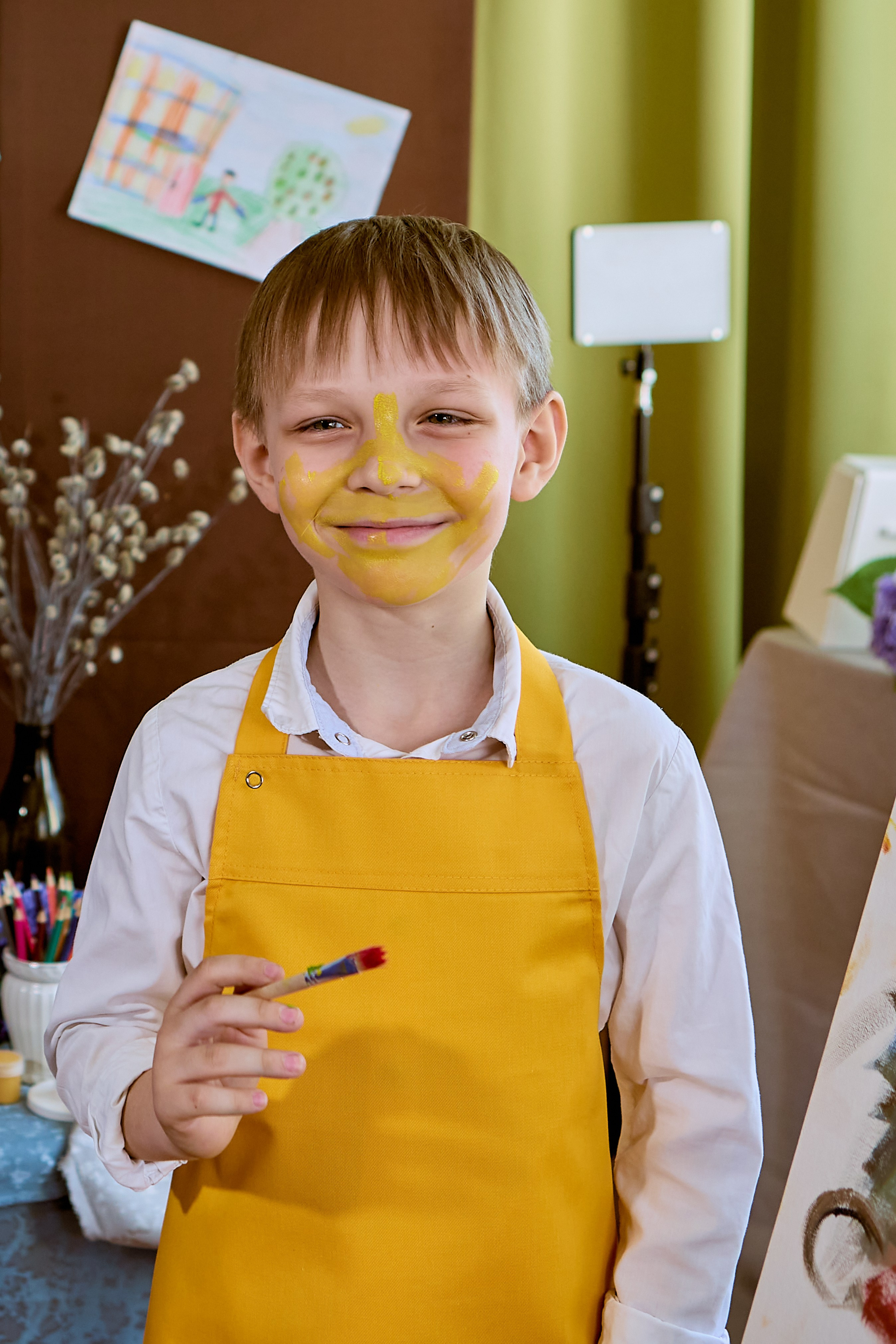 Портрет мальчика в роли художников