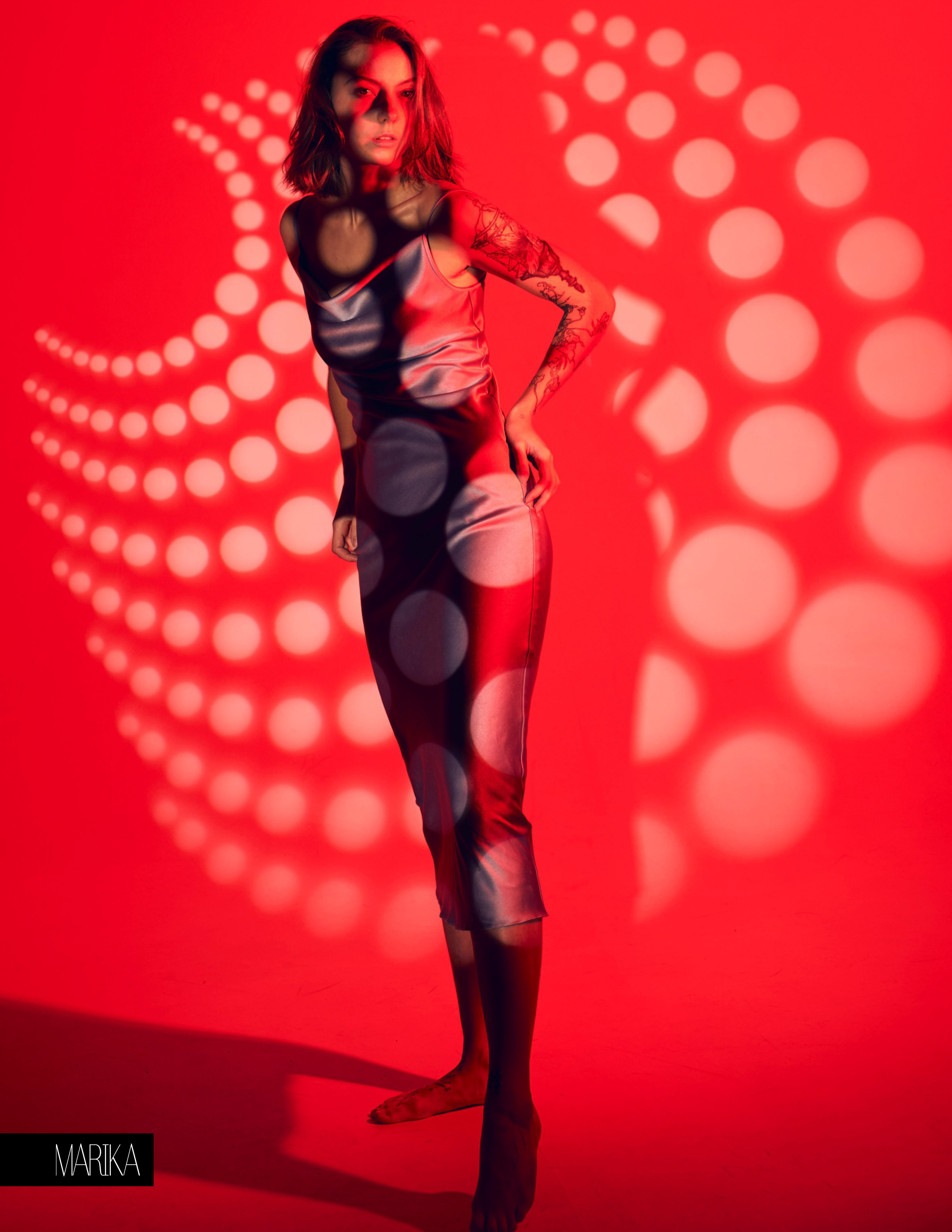 Портрет девушки в полный рост в студии с использованием маски Гобо