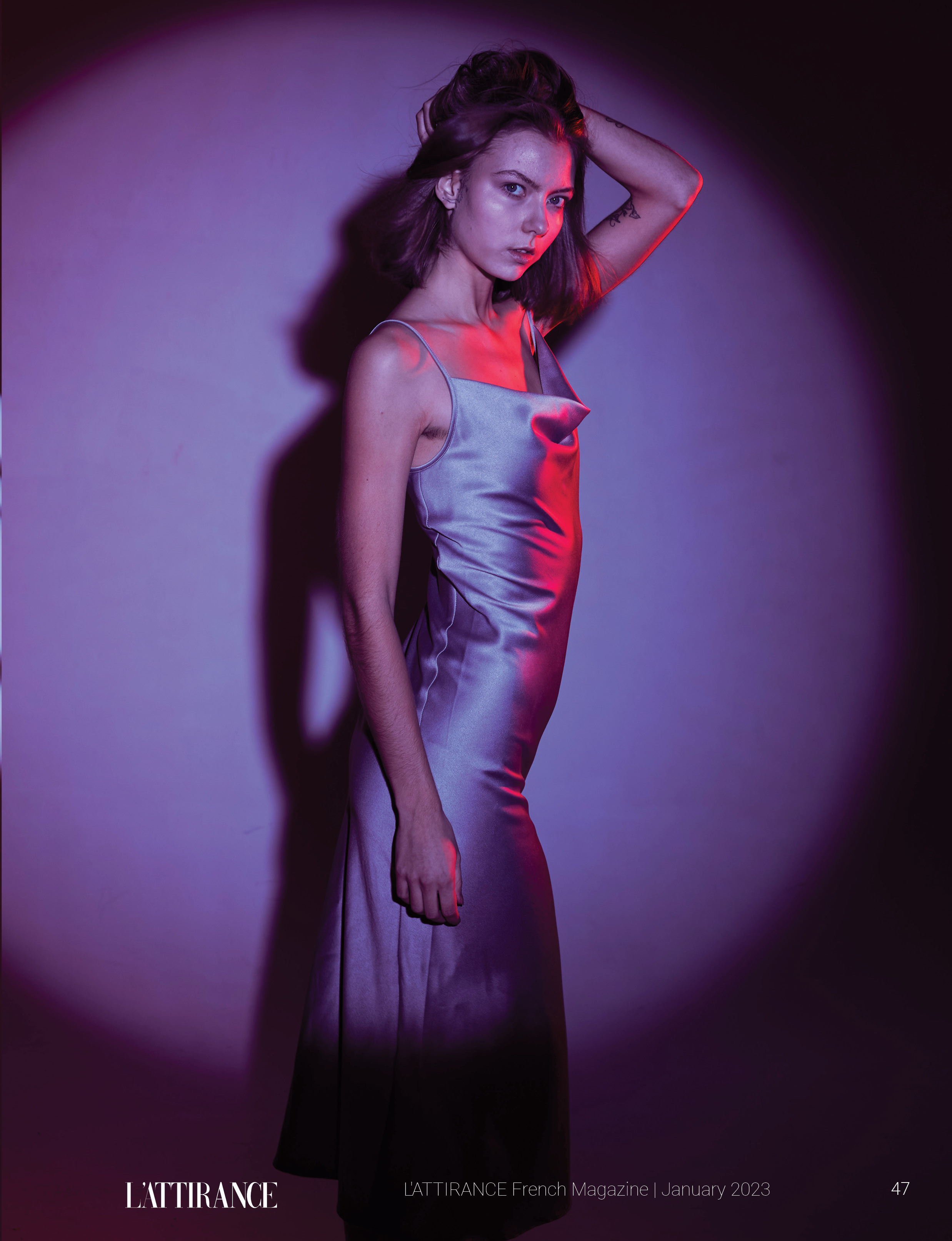 Портрет красивой девушки с каре в цветном свете с прожектором