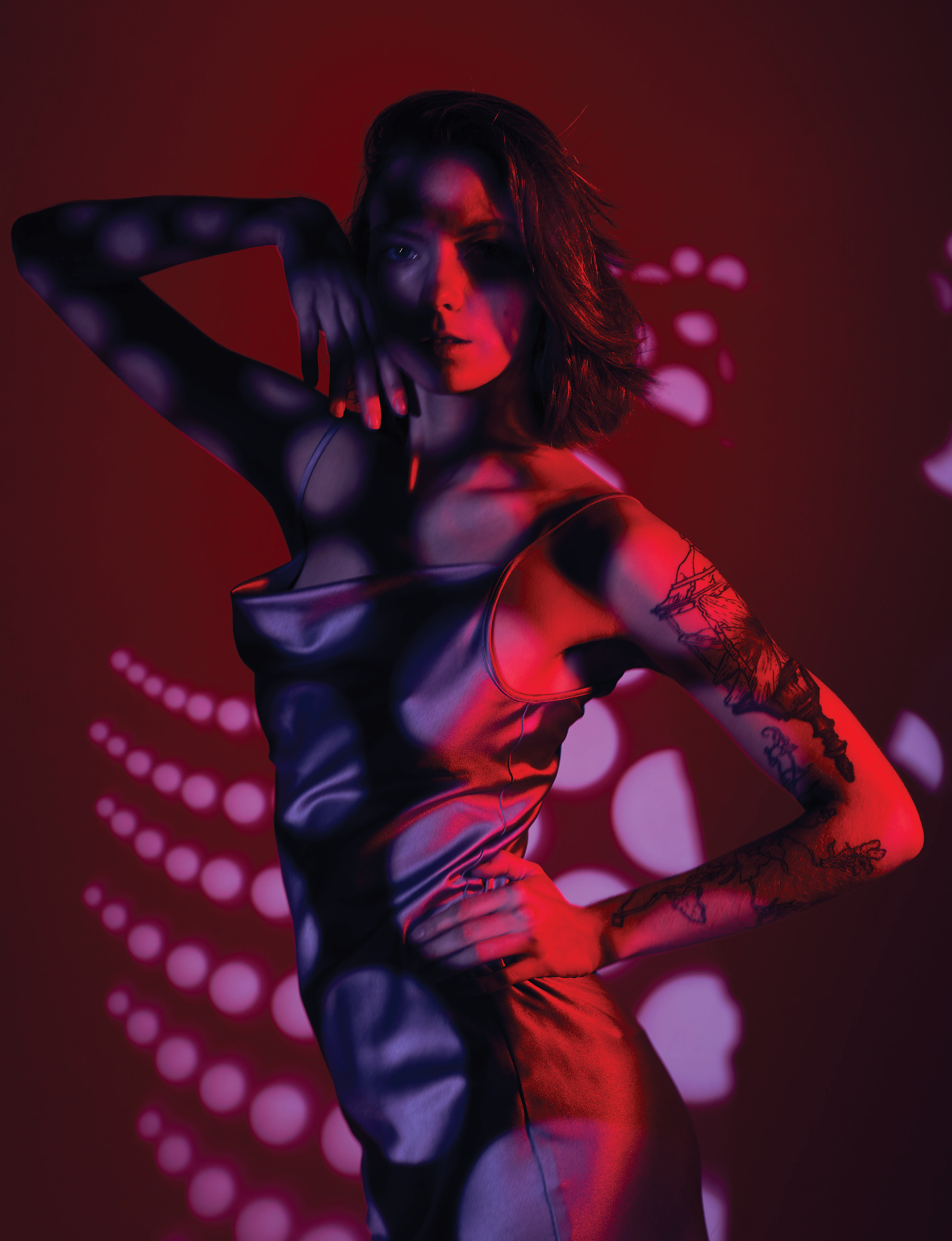 Портрет девушки в цветном свете с использованием масок Гобо