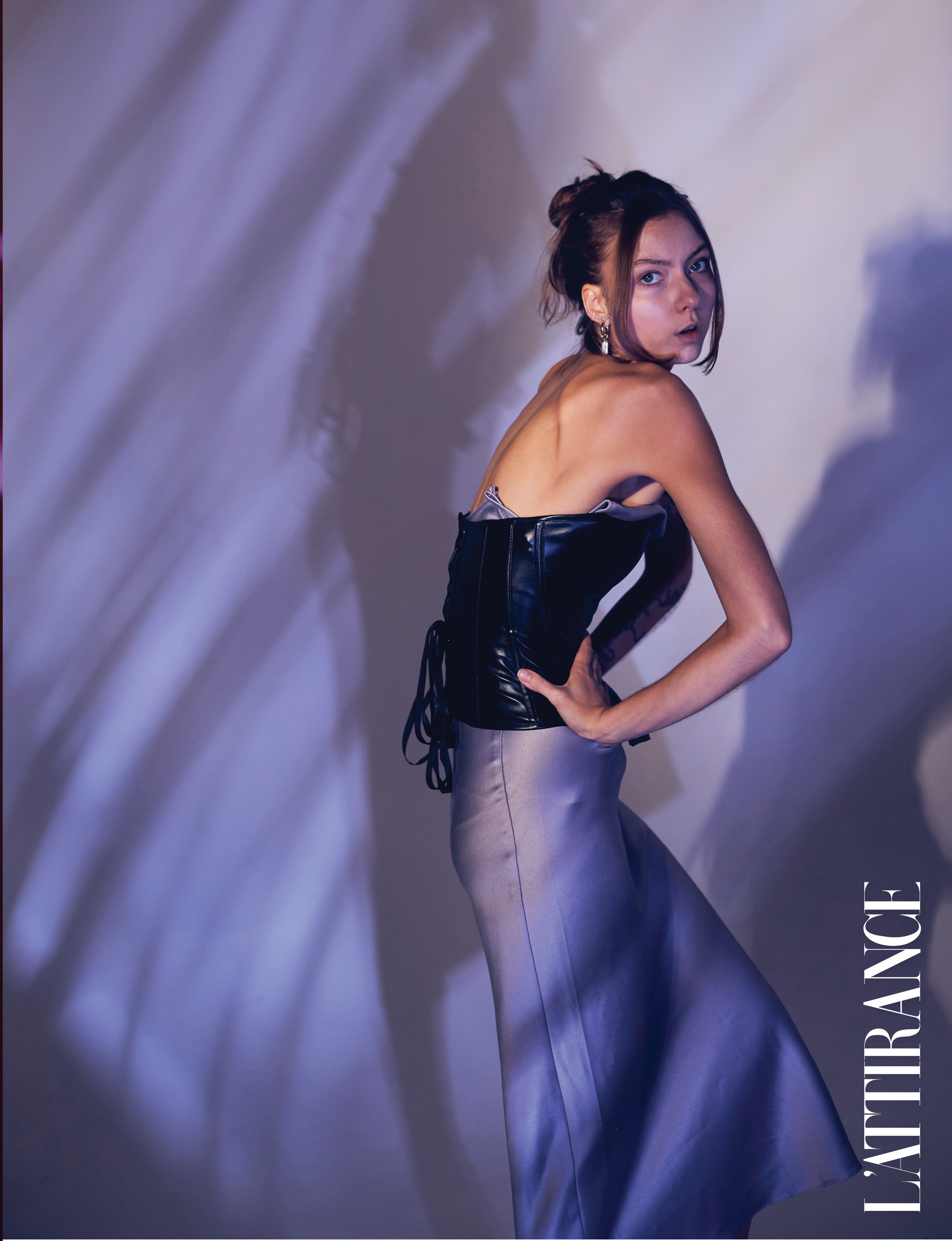 Портрет девушки в сиреневой юбке и черном корсете