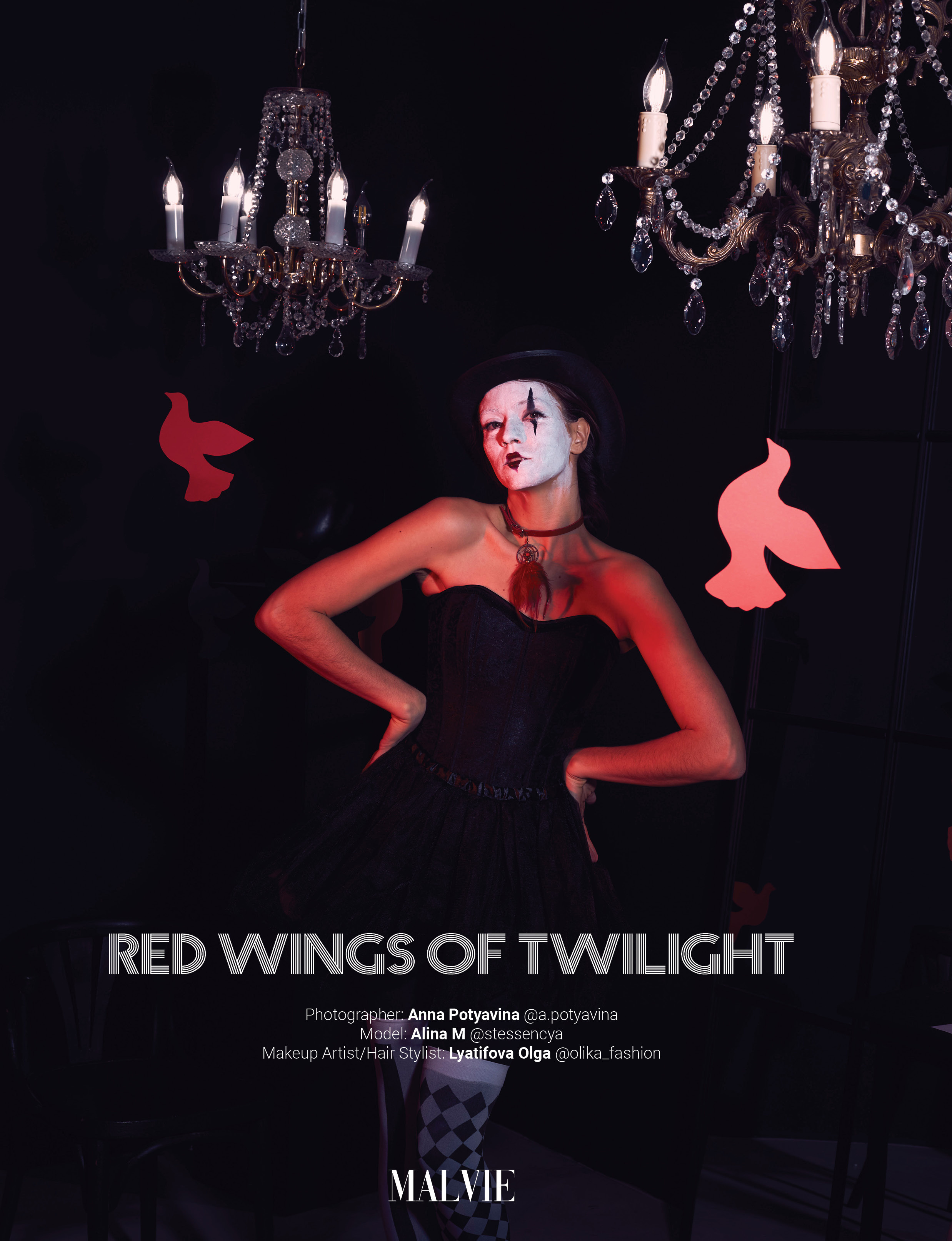 Девушка в наряде клоунессы и с белым  гримом на лице в тёмной студии с красной подсветкой играет с красными голубями