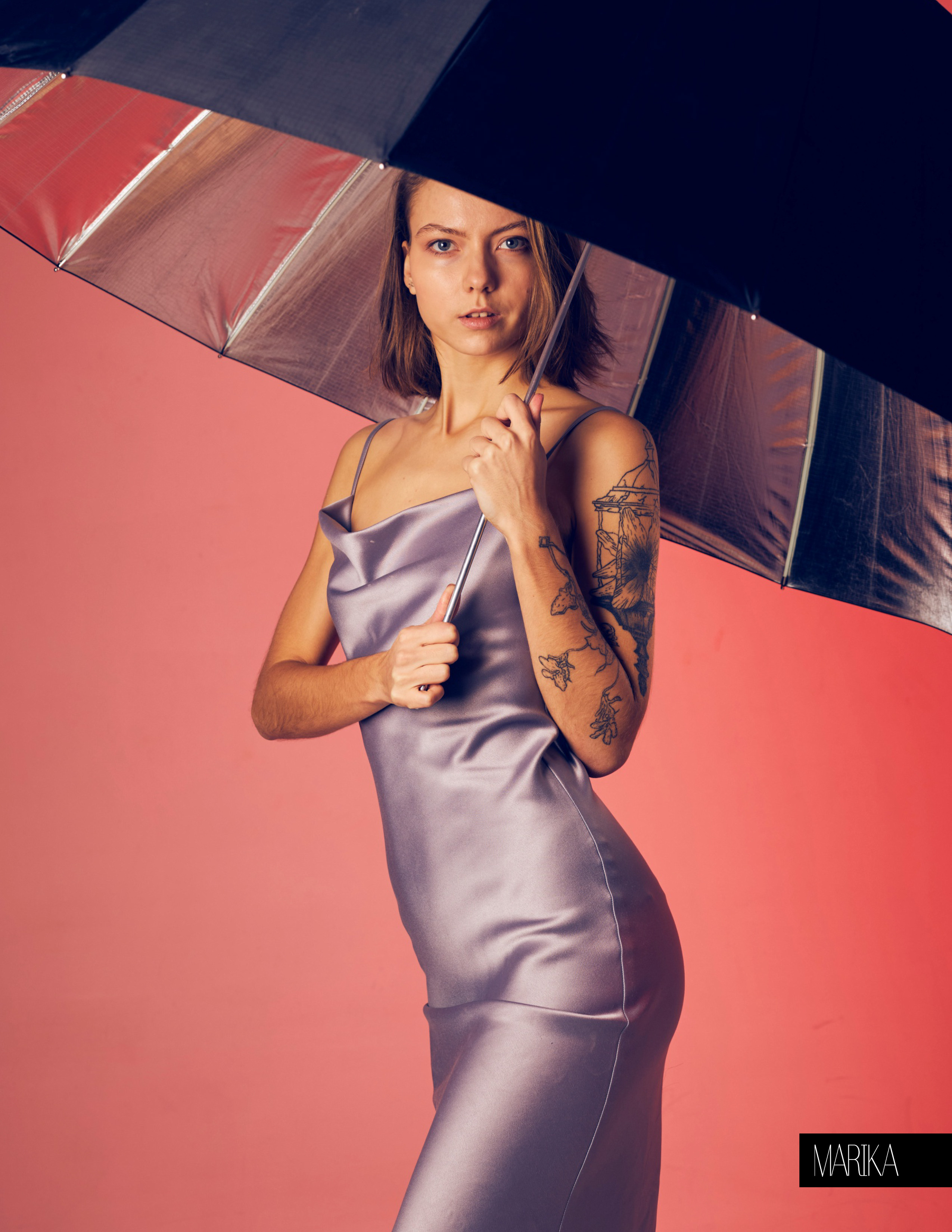 Портрет девушки с каре на красном фоне. Публикация на обложке журнала MARIKA MAGAZINE