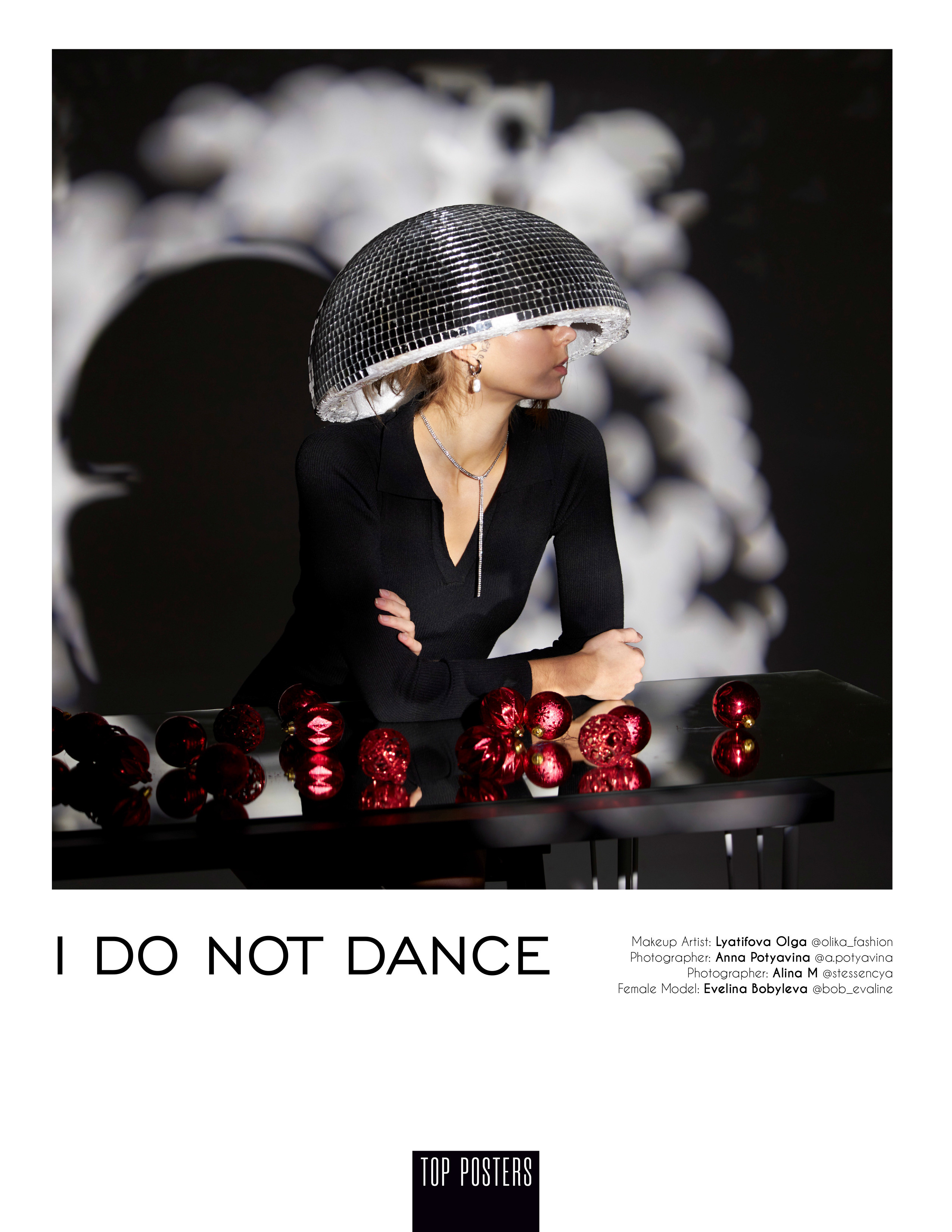 Необычный новогодний портрет девушки с половиной диско-шара на голове