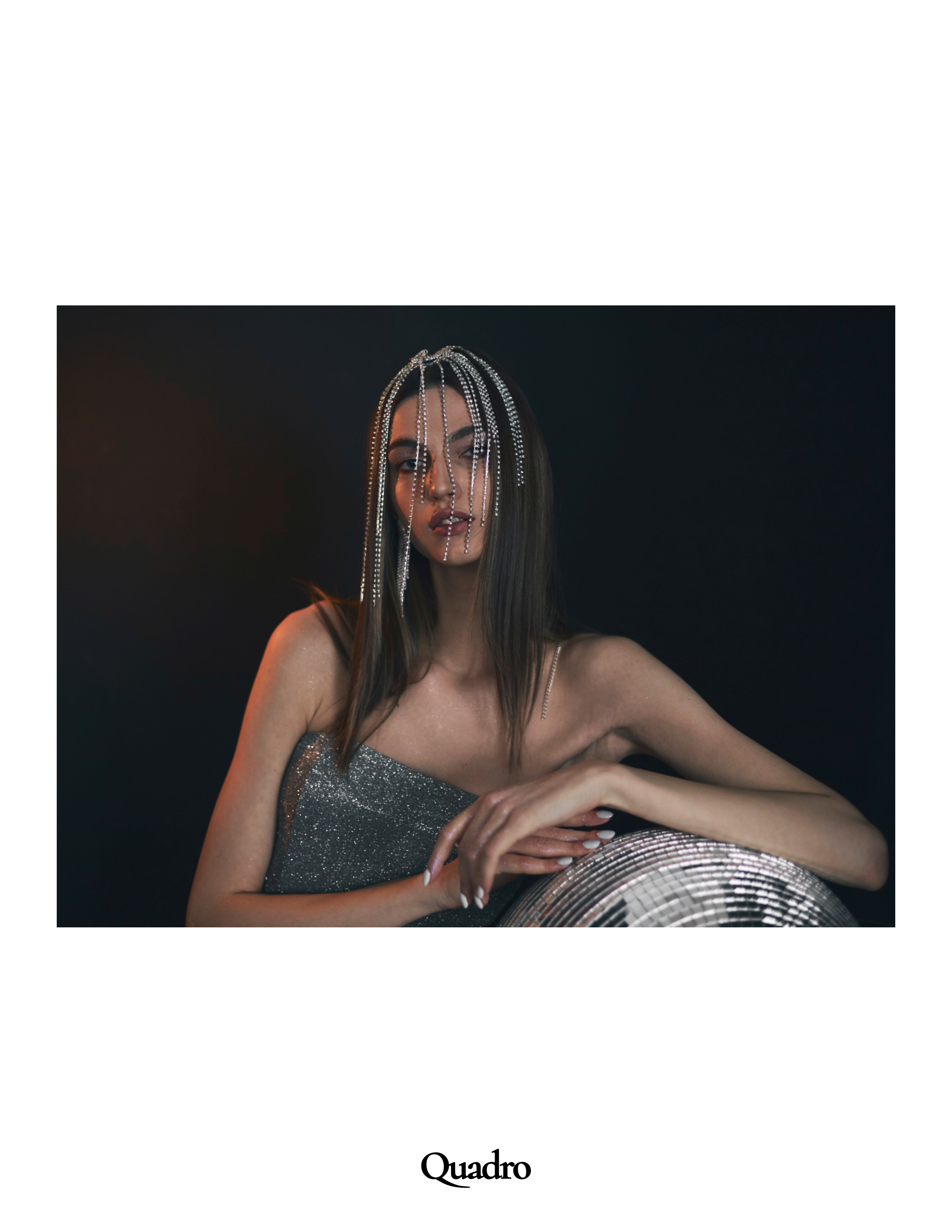 Портрет девушки с серебристыми аксессуарами на голове