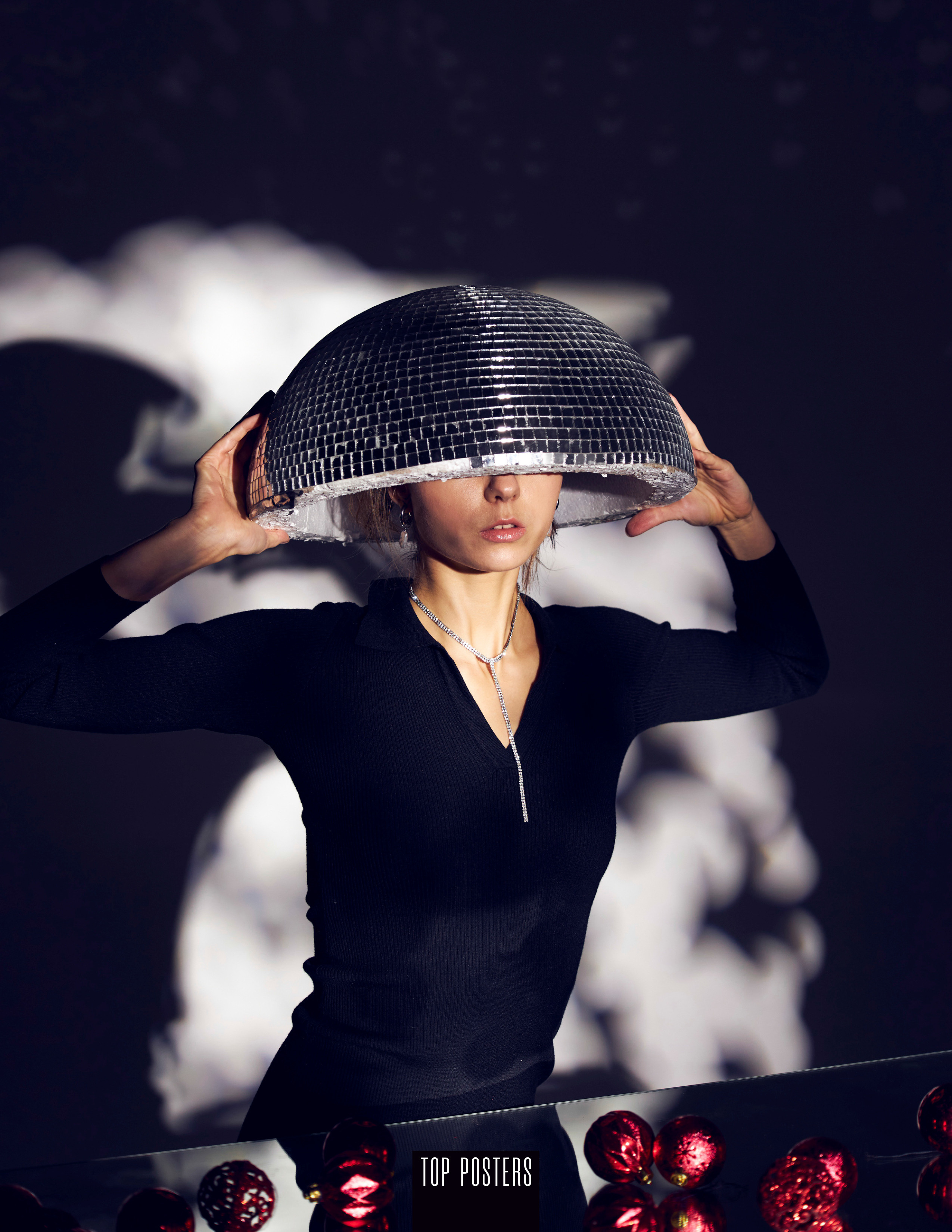 Портрет девушки в черном платье с использованием масок Гобо