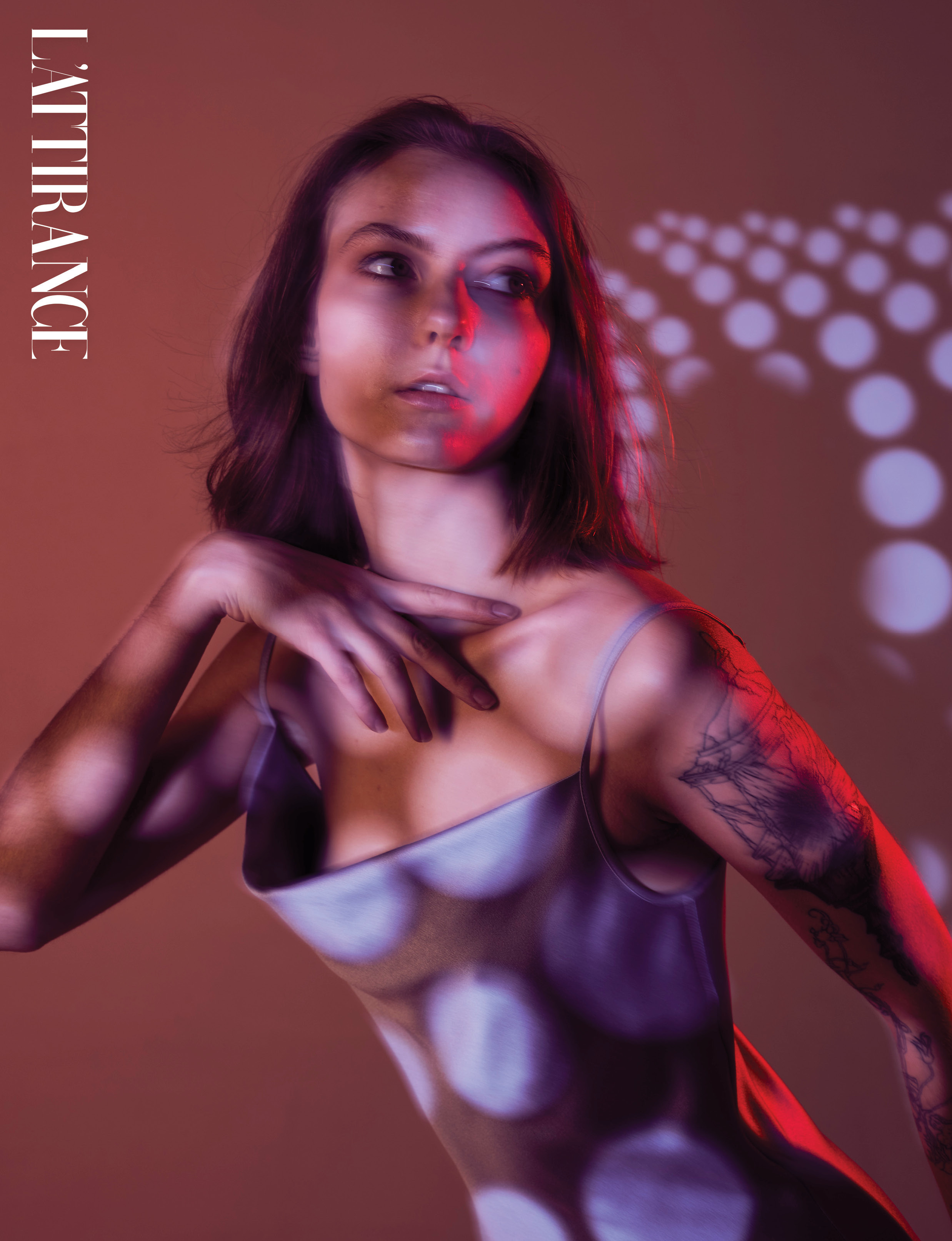 Портретная Фотосессия с цветным светом в студии на циклораме. Анна Потявина. Фотограф Москва