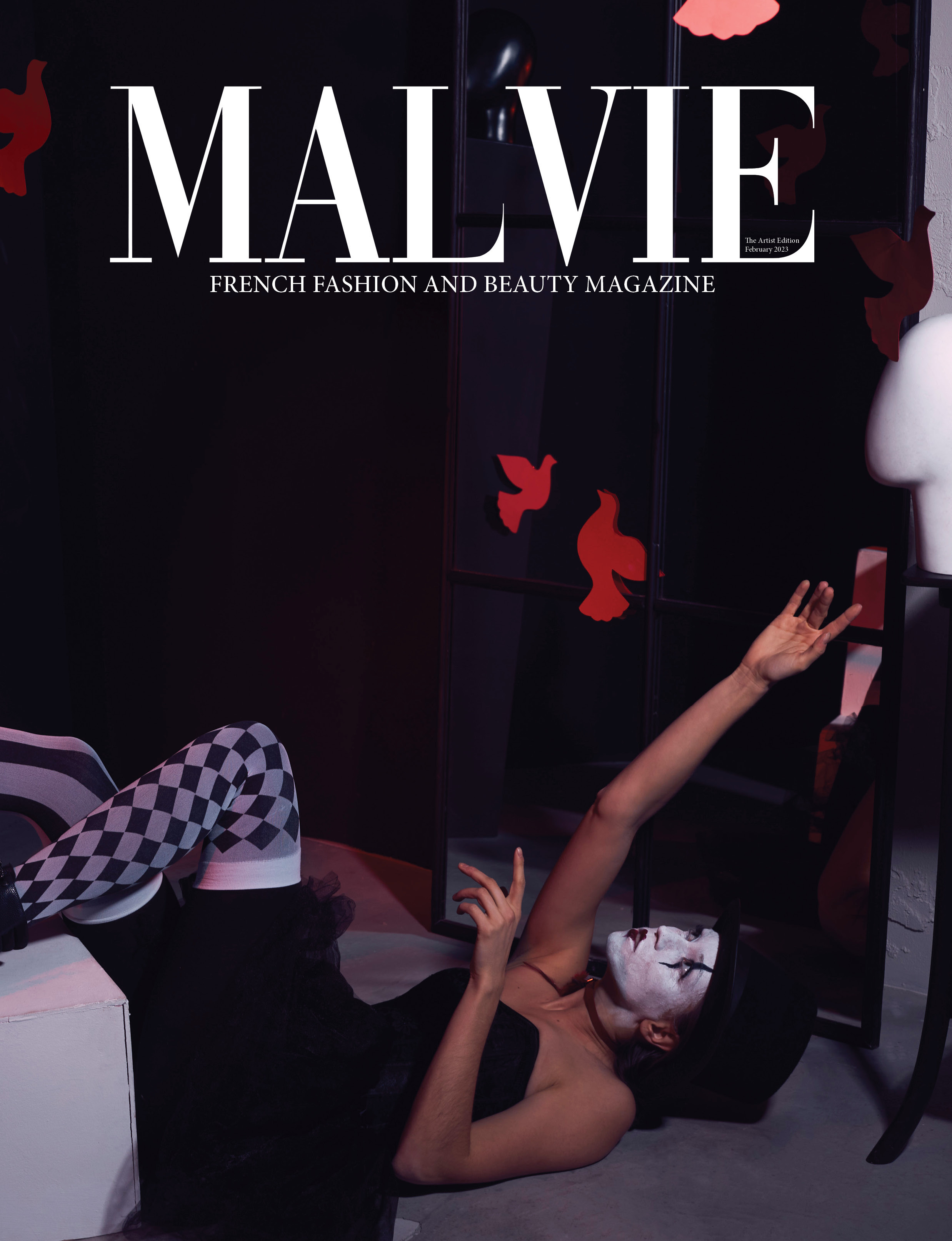 Девушка в костюме Арлекина лежит на полу 