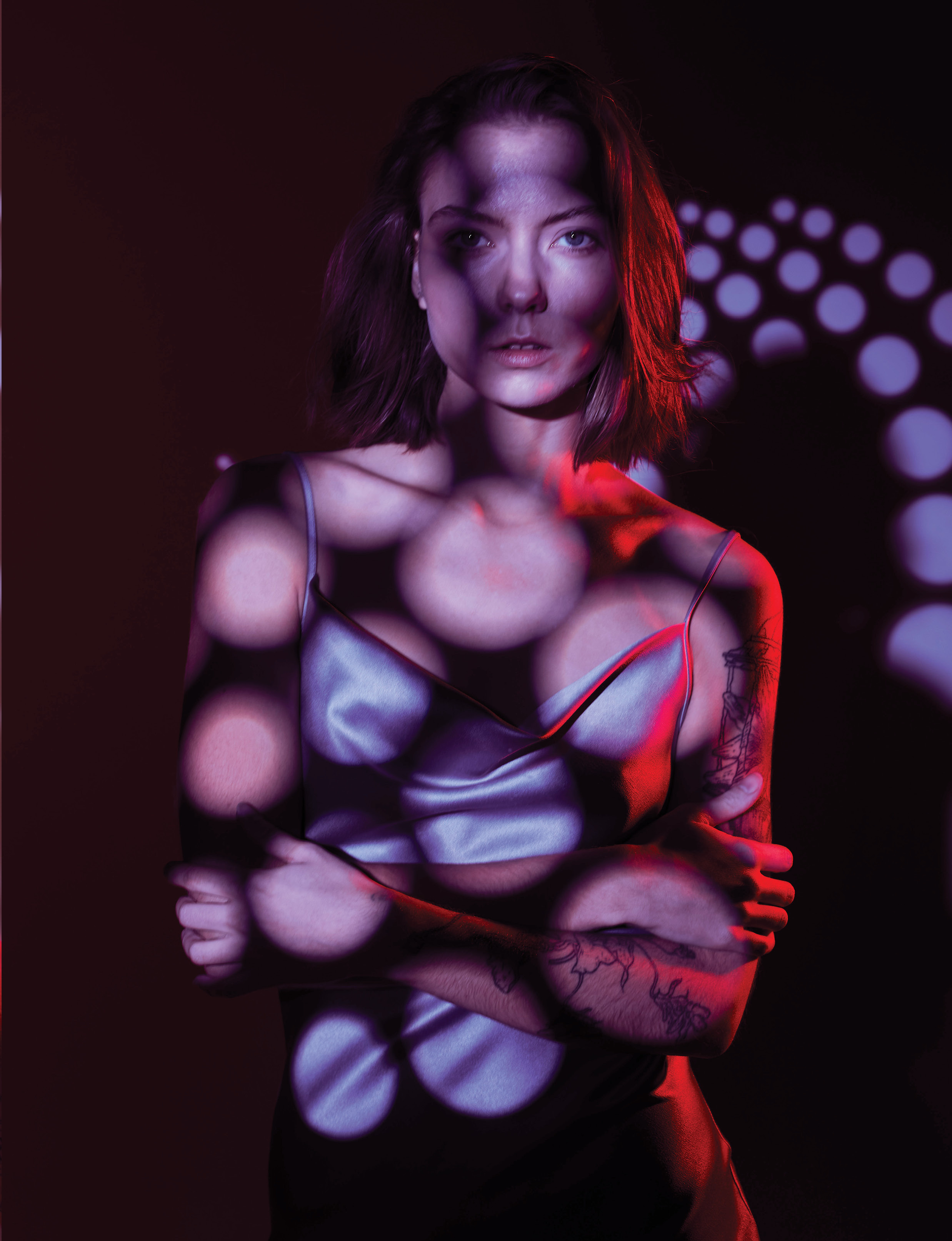 Портретная Фотосессия с цветным светом в студии на циклораме. Анна Потявина. Фотограф Москва