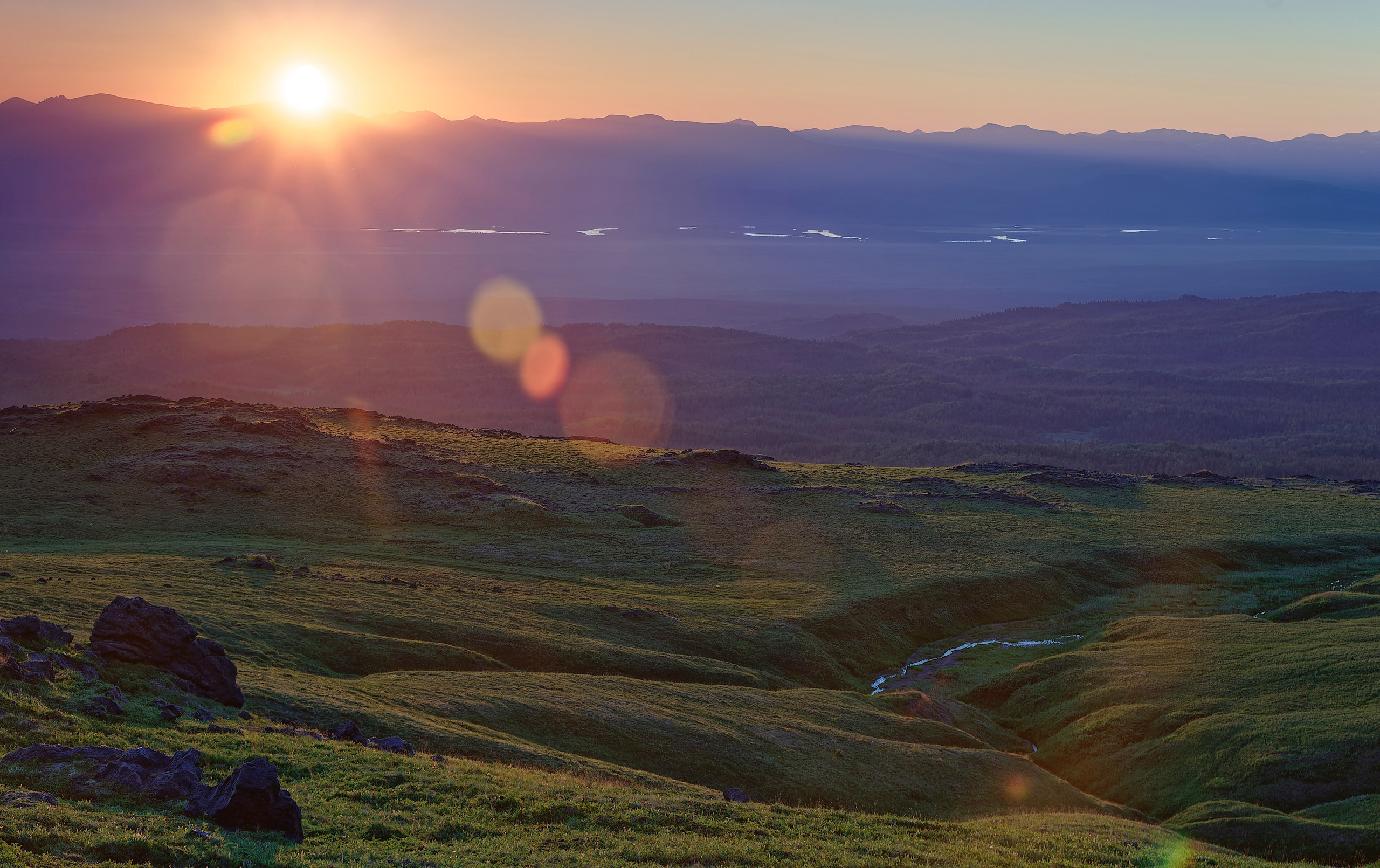 Камчатка, закатный вид на Срединный хребет и реку Камчатка