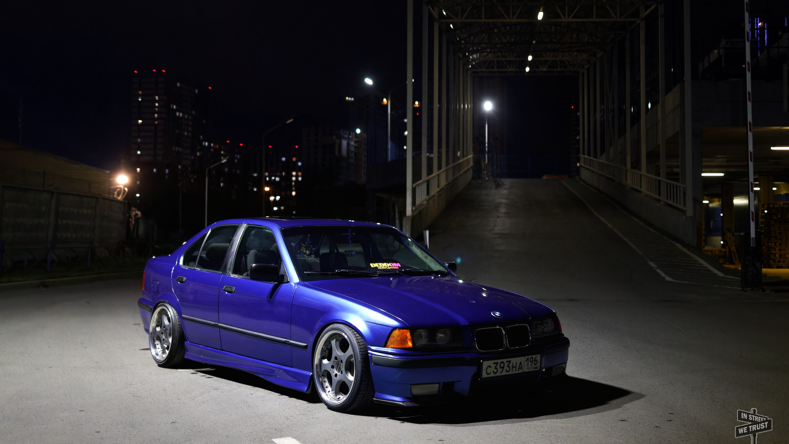 BMW E36 под уличным фонарем. IN STREET WE TRUST