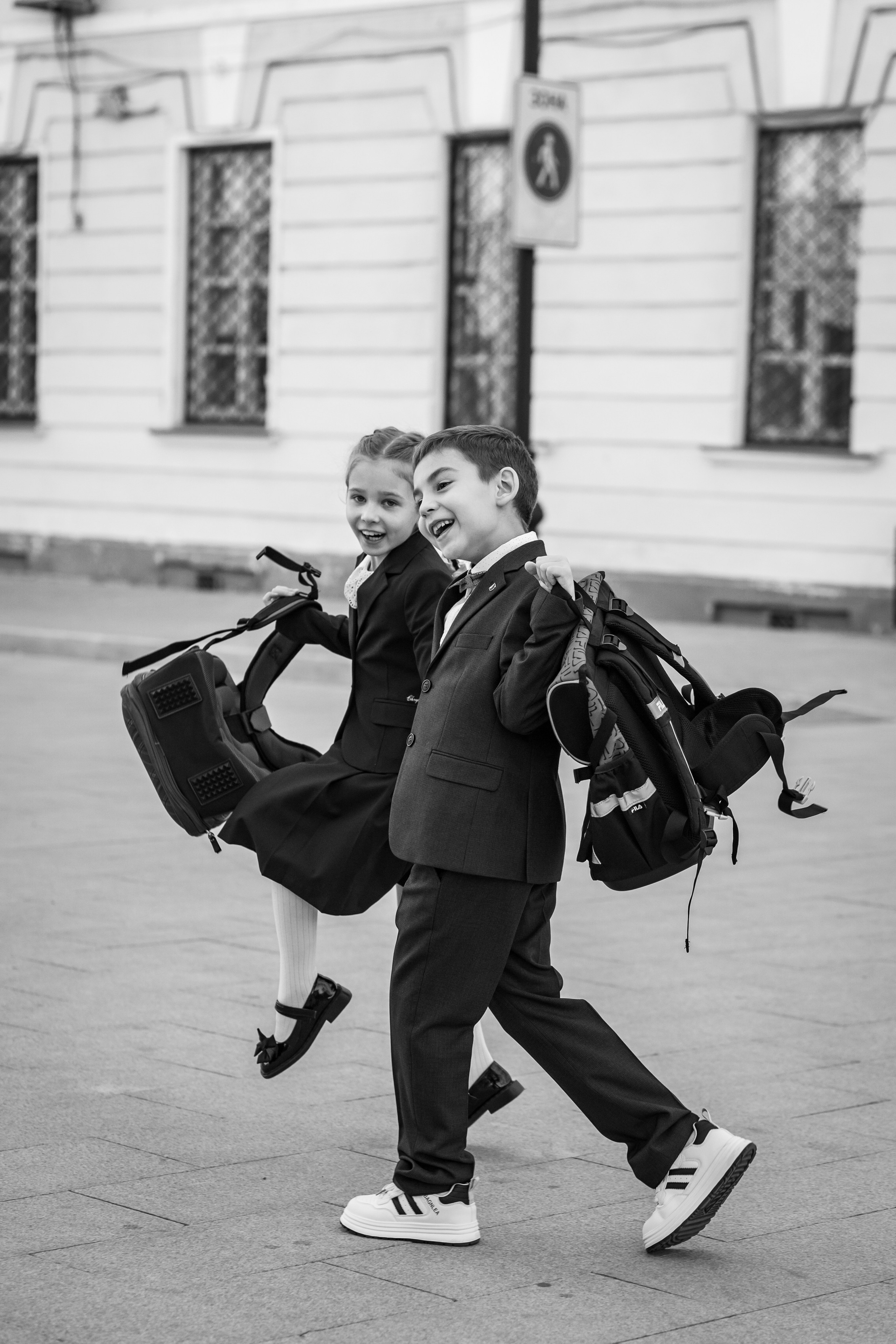 Рома и Белла идут в школу. Фотограф в Оренбурге. Профессиональный фотограф