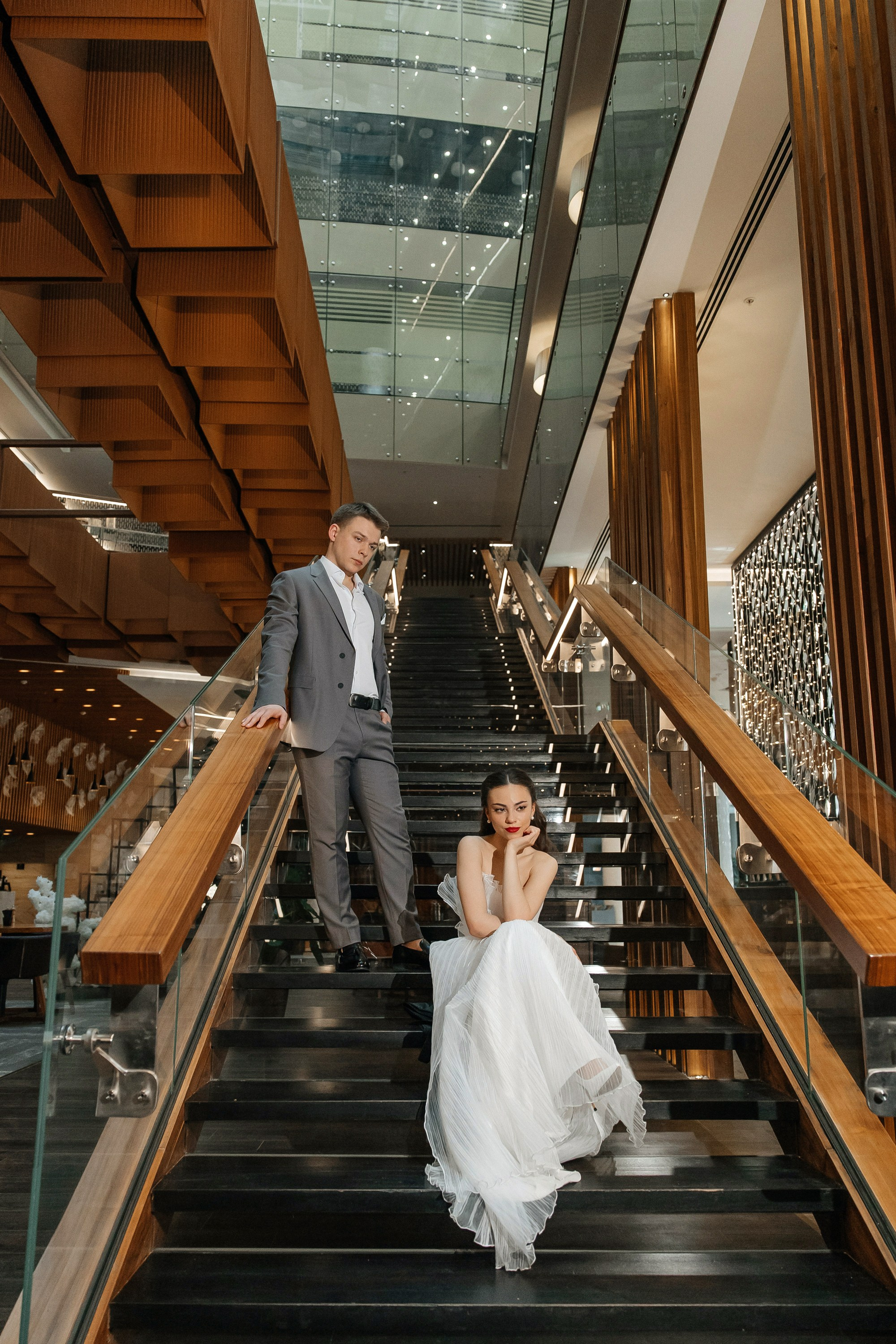 Свадебная фотосессия на лестнице отеля Рэдиссон Блу Олимпийский в Москве