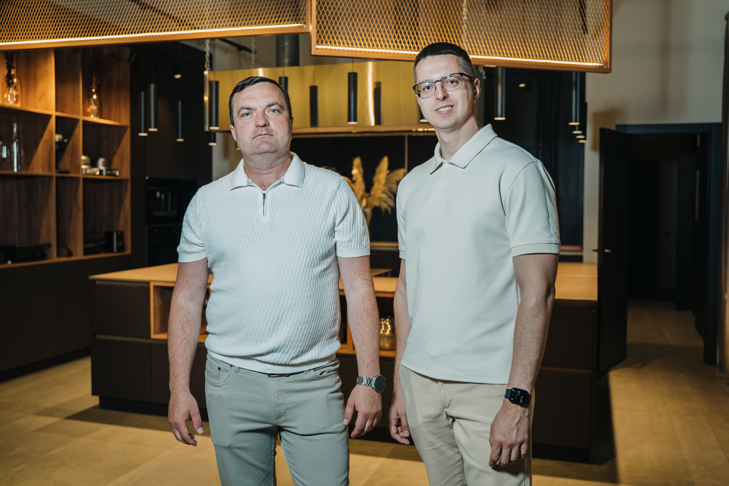 Портретный снимок мужчин на конференции