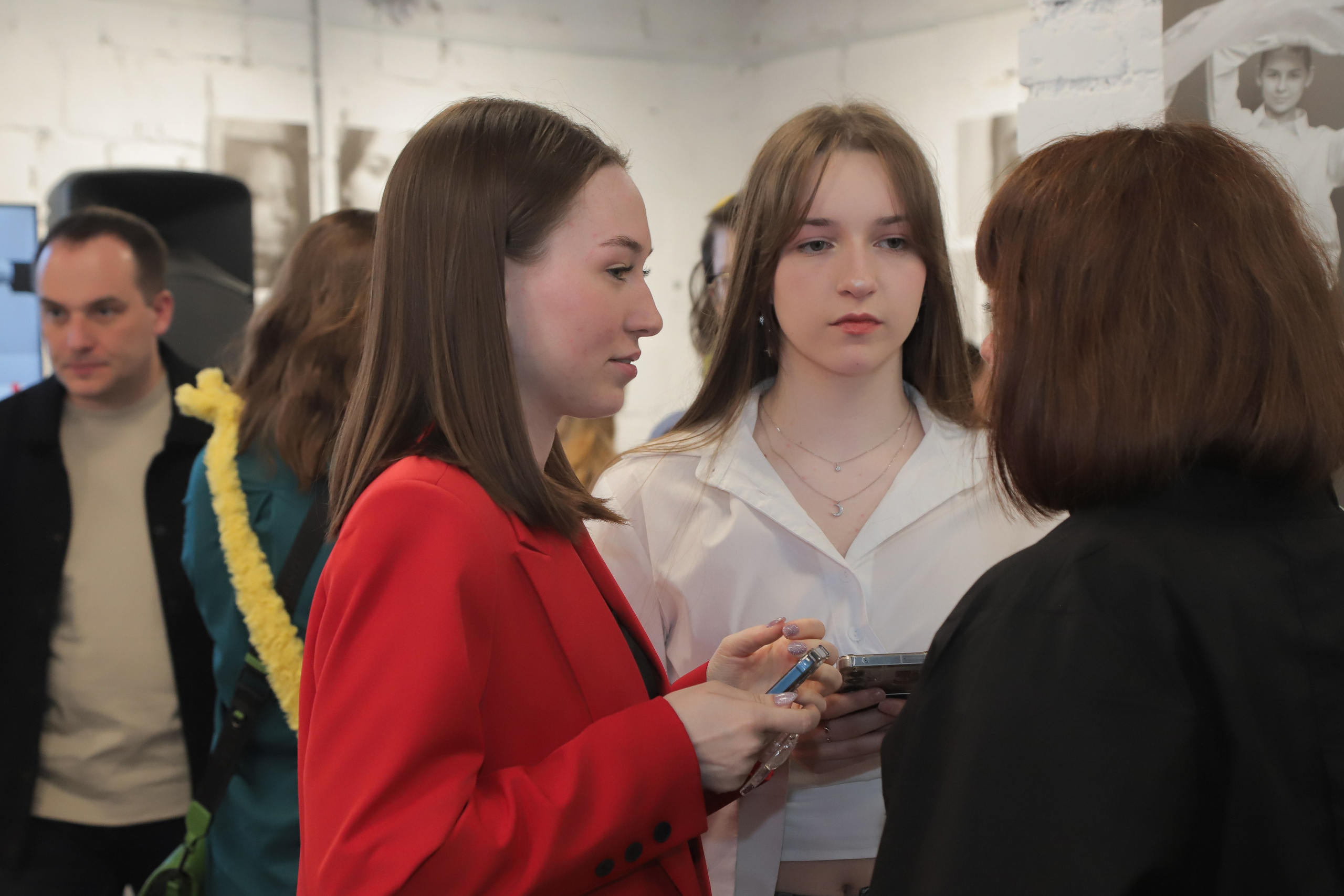 Выставка — проект «Мы начинаем путь!». АРТИКУЛ. Выпускные альбомы Нижний Тагил