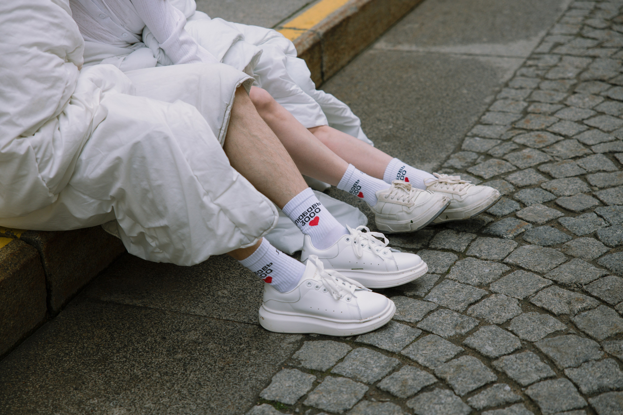 Лавстори прогулка в одеялах по ночному городу летом в Санкт-Петербурге. Фотограф в Санкт-Петербурге Вагнер Юлия