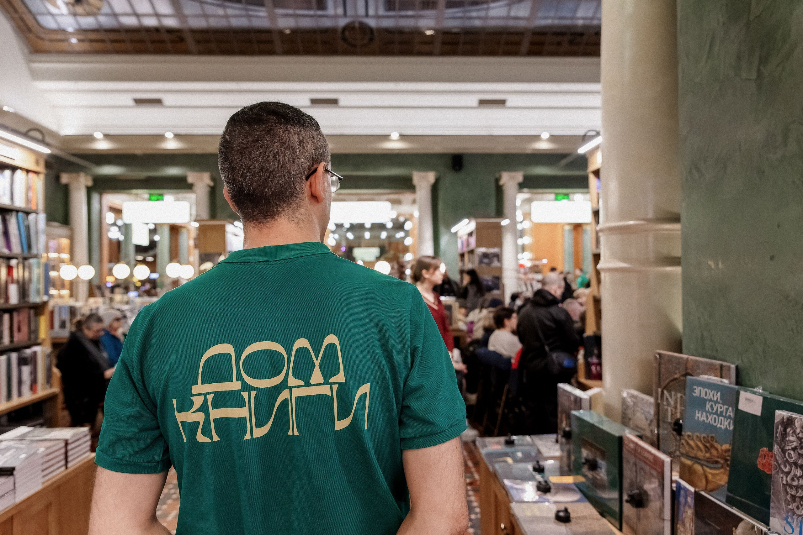 Фоторепортаж с презентации книги «ПоэZия русской зимы» в Доме книги. Репортажный фотограф Москва Сергей Мирошников