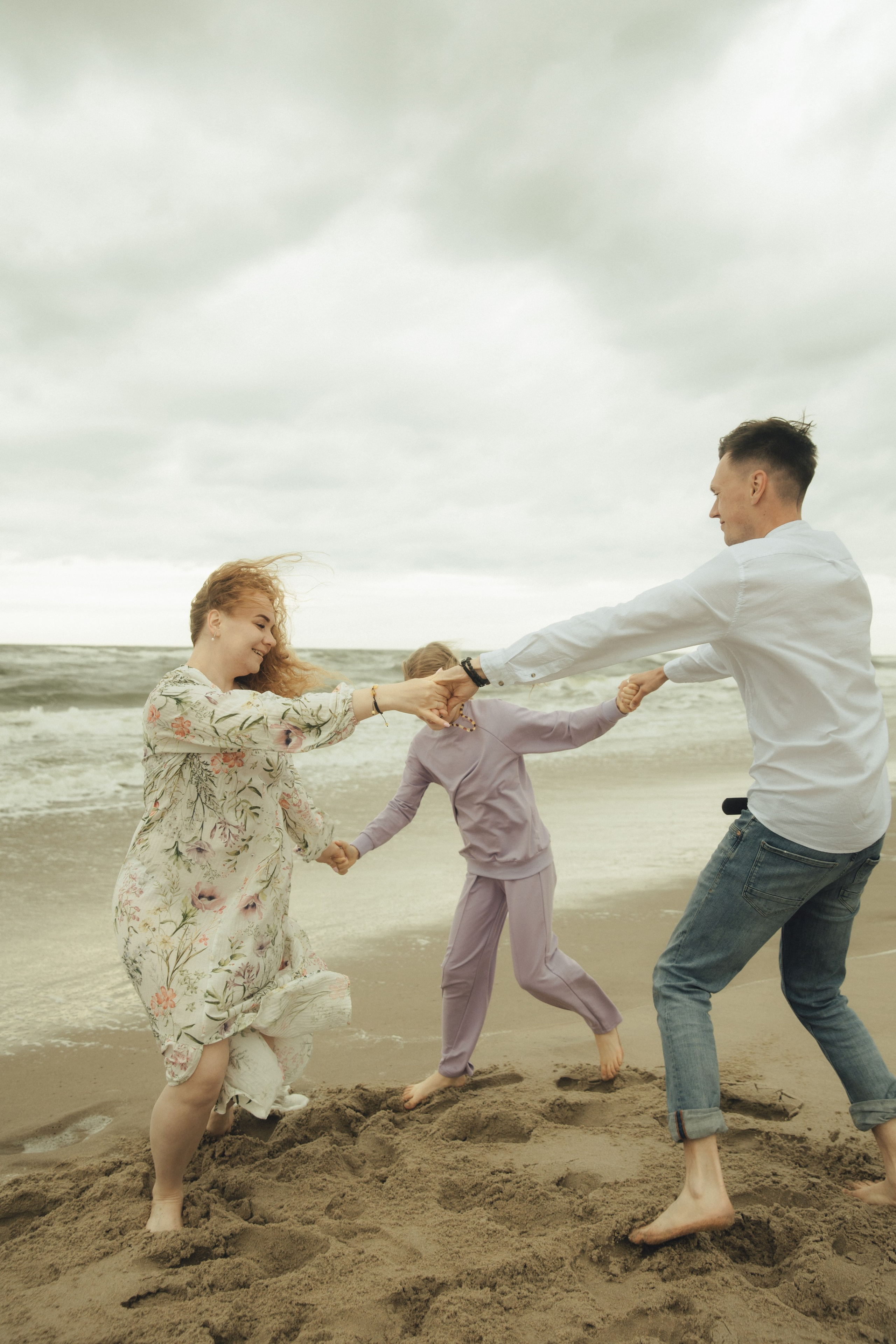 Семья в Янтарном / шторм. Фотограф Калининград Илья Миллер