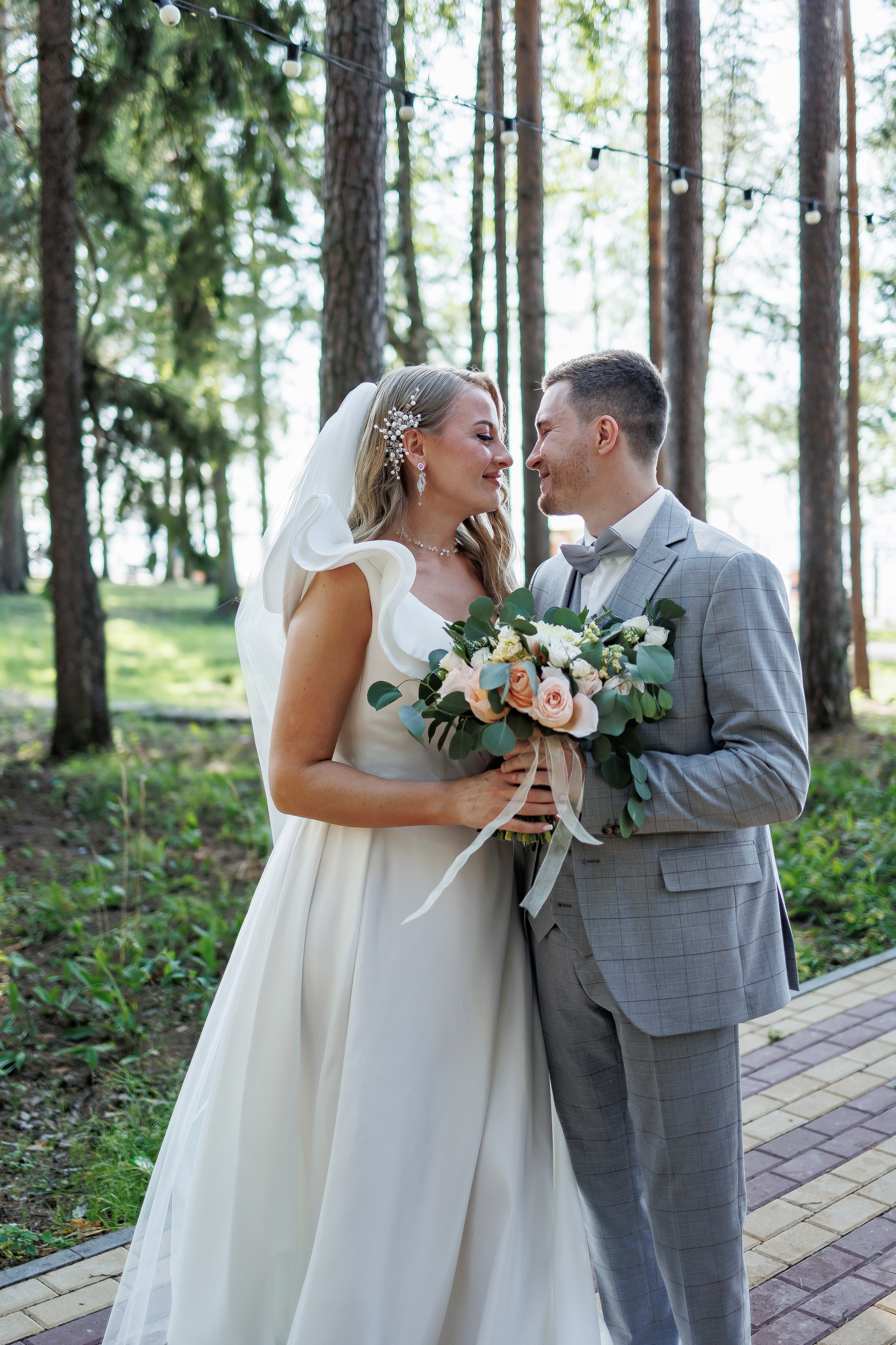 Молодые жених и невеста