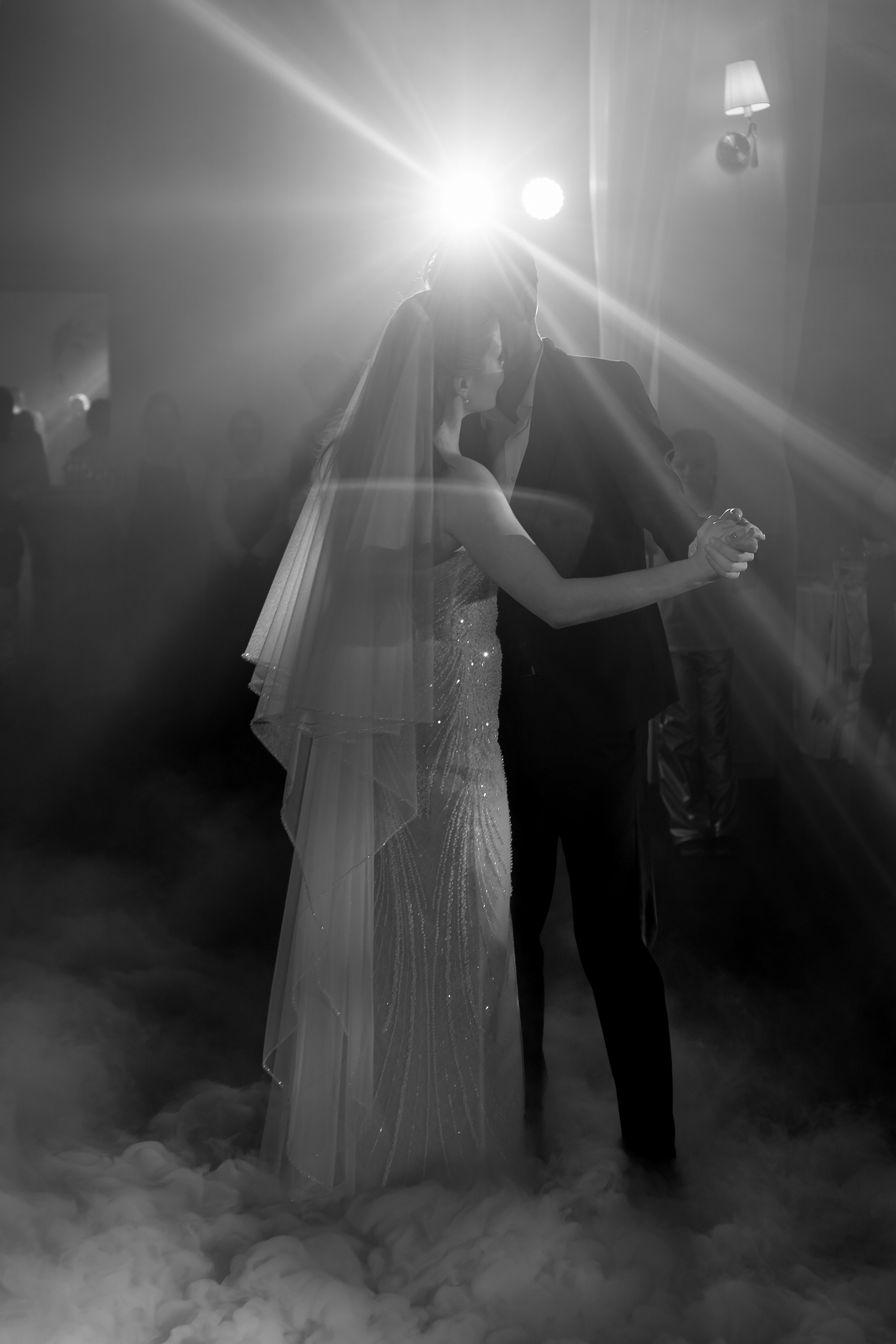 ПЕРВЫЙ ТАНЕЦ МОЛОДЫХ НА БАНКЕТЕ. ТРОГАТЕЛЬНЫЙ МОМЕНТ (СНЯТО В СИБИРЕ В НИЖНЕВАРТОВСКЕ). Профессиональный фотограф, Санкт-Петербург — Виктория Богомолова