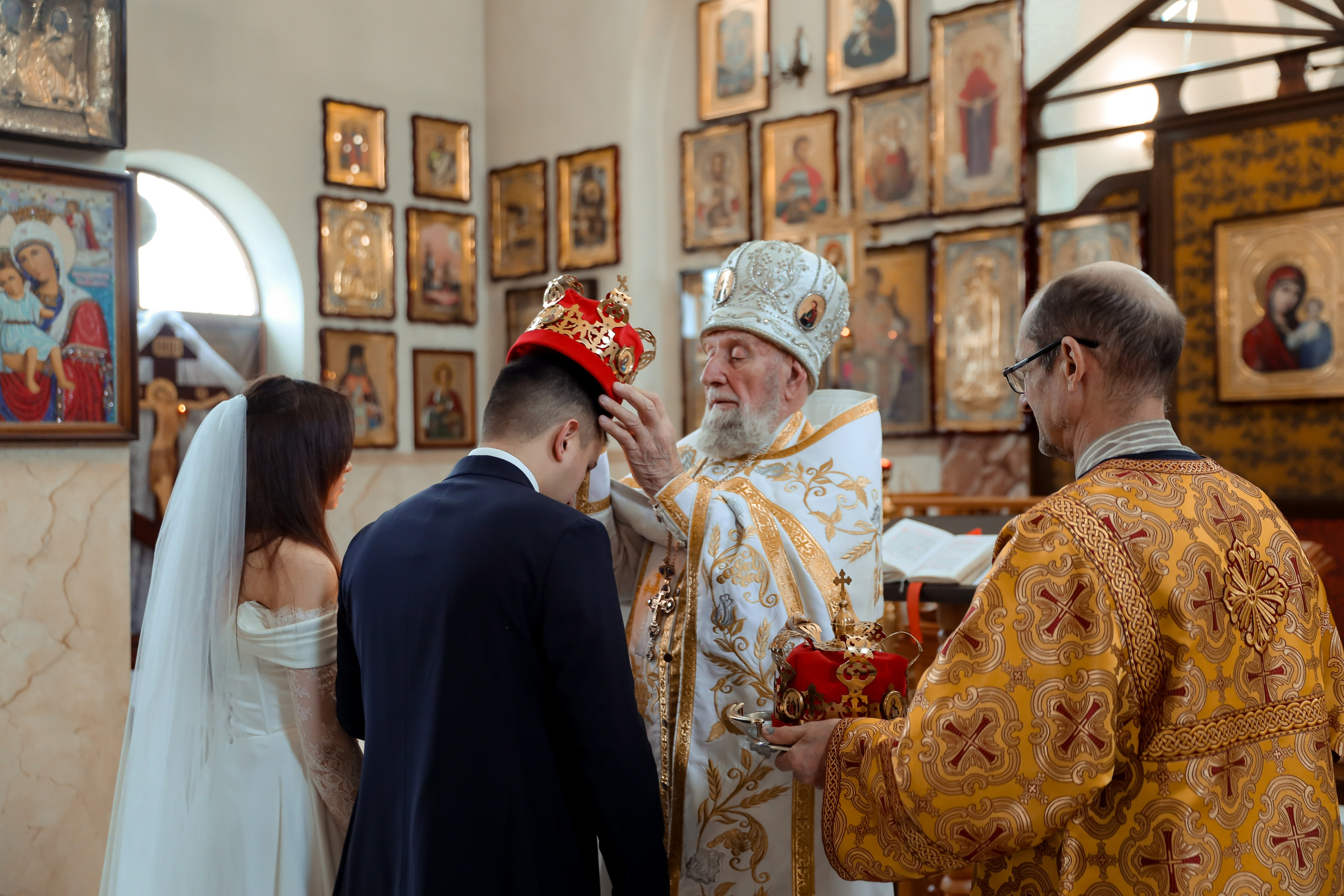 Венчание в церкви в Алуште. Свадебный фотограф в Крыму