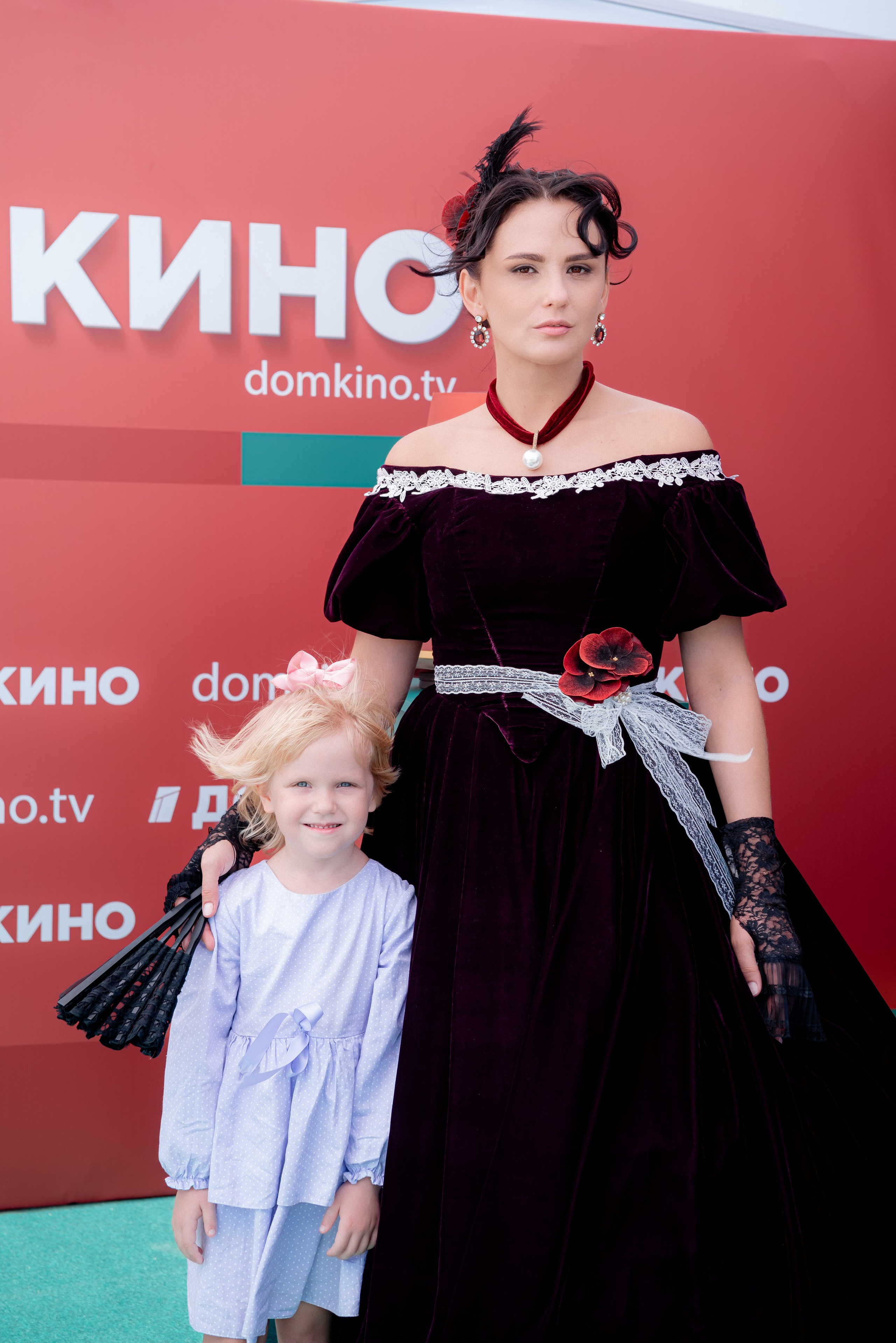 Портретные фото с артистами в палатке Триколор Дом Кинов на день города Волгоград. Фотограф в Волгограде и Волжском Александр Горбань