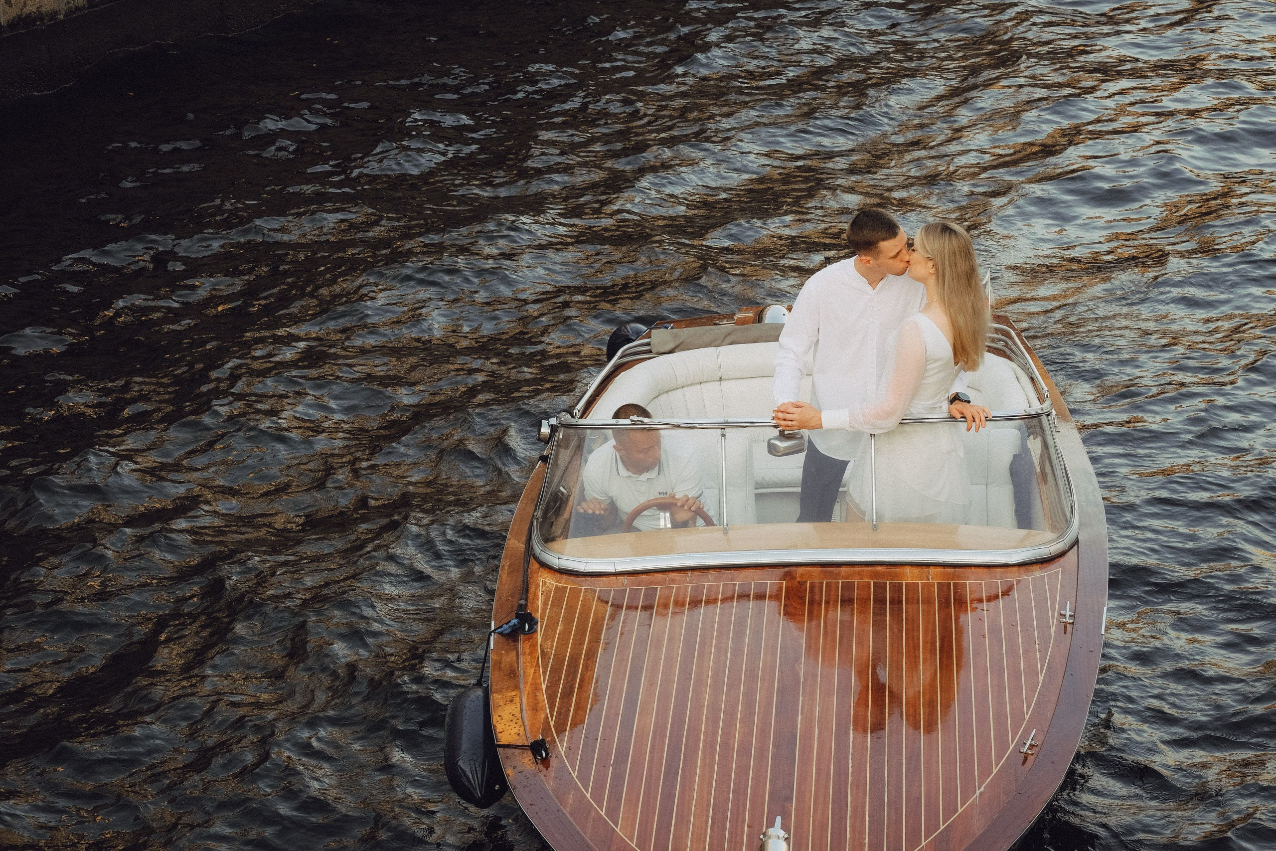 СВАДЕНБНАЯ СЬЕМКА НА КАТЕРЕ ПО КАНАЛАМ САНКТ-ПЕТЕРБУРГА И В АКВАТОРИИ НЕВЫ. Профессиональный фотограф, Санкт-Петербург — Виктория Богомолова