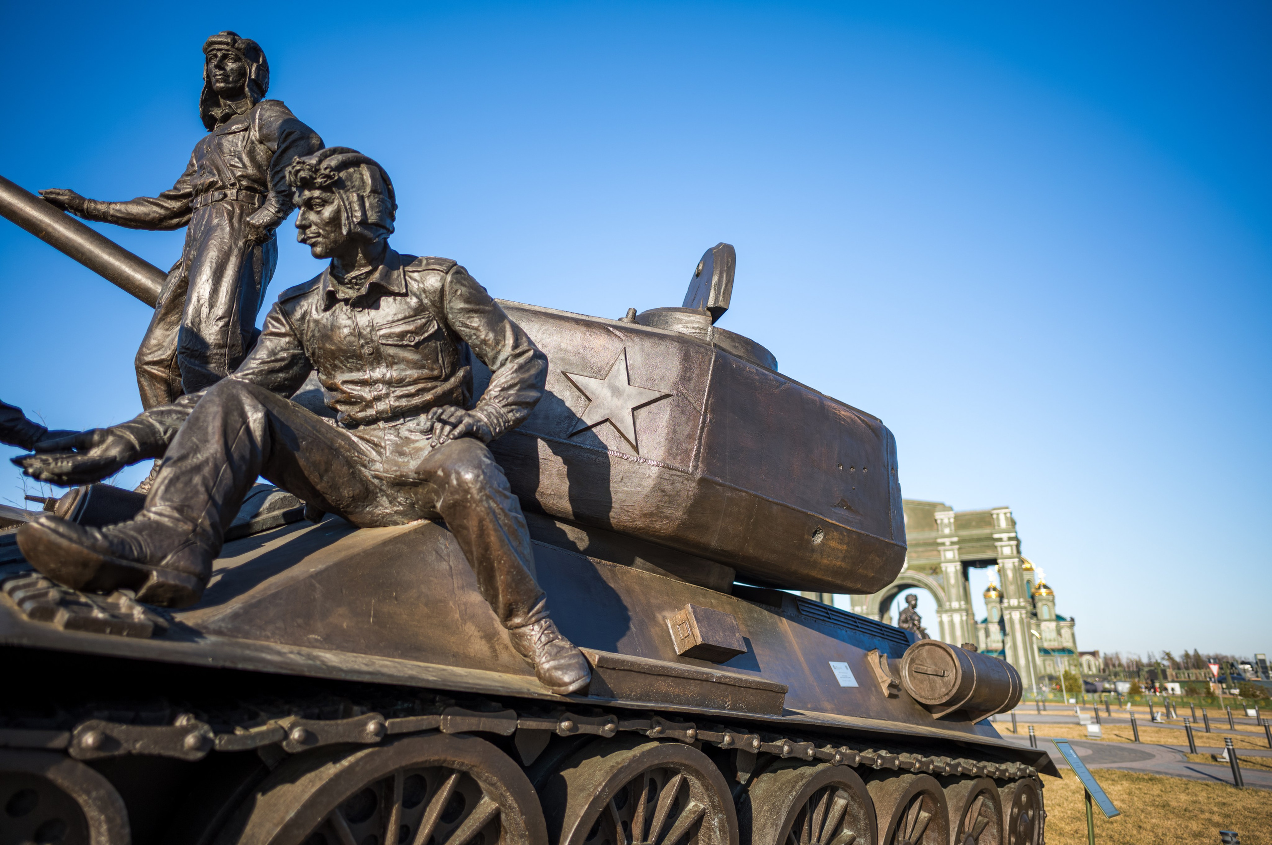 Памятник в виде танка в парке Патриот