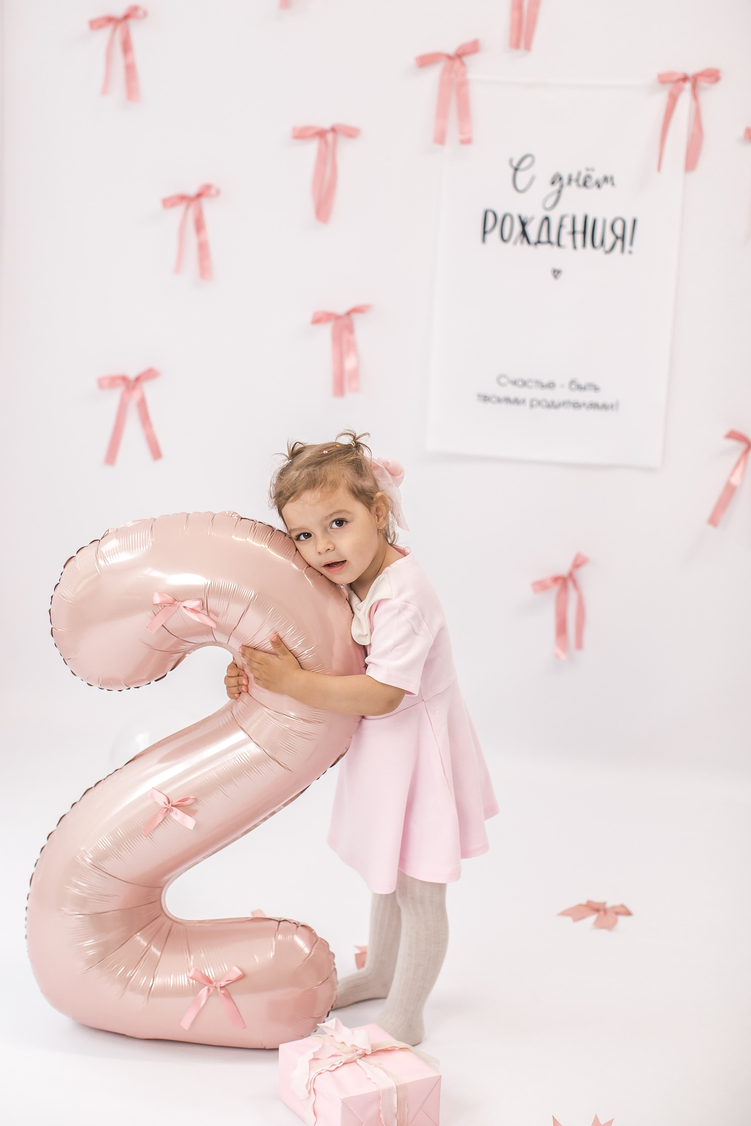 На светлом фоне от 3 лет и старше (разные варианты). Детский семейный фотограф на первый годик город Новосибирск Дымова Светлана пакеты всё включено 1-3 года