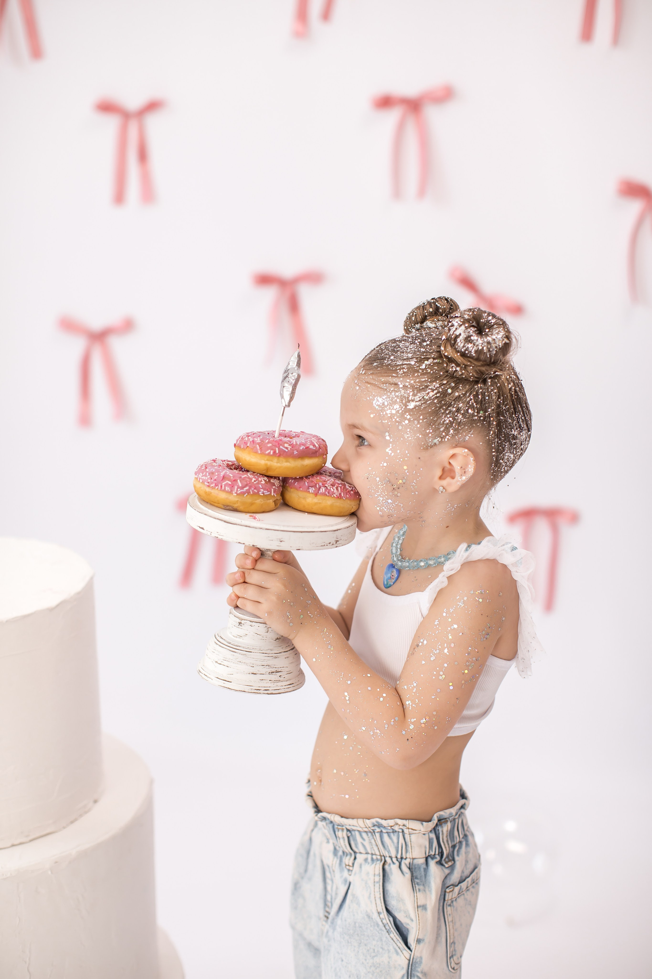 День рождение от 4 до 18 лет (на белом фоне). Детский семейный фотограф на первый годик город Новосибирск Дымова Светлана пакеты всё включено 1-3 года