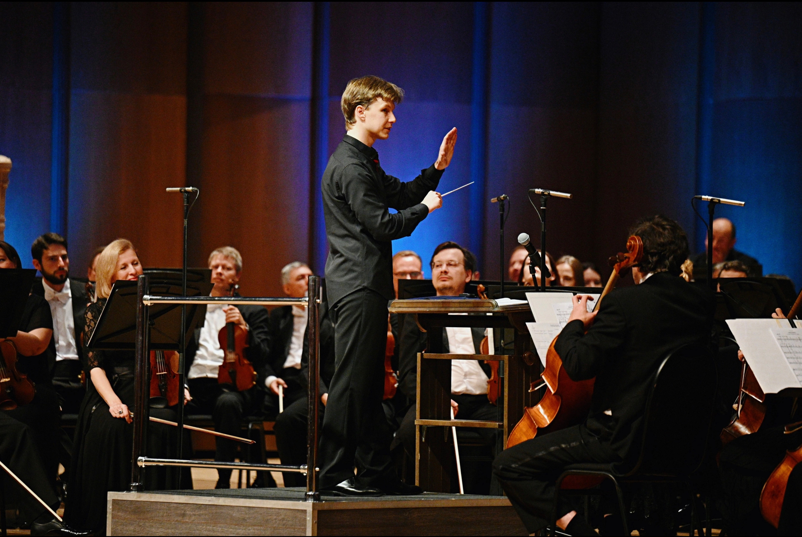 Фото. Дирижер Андрей Колясников