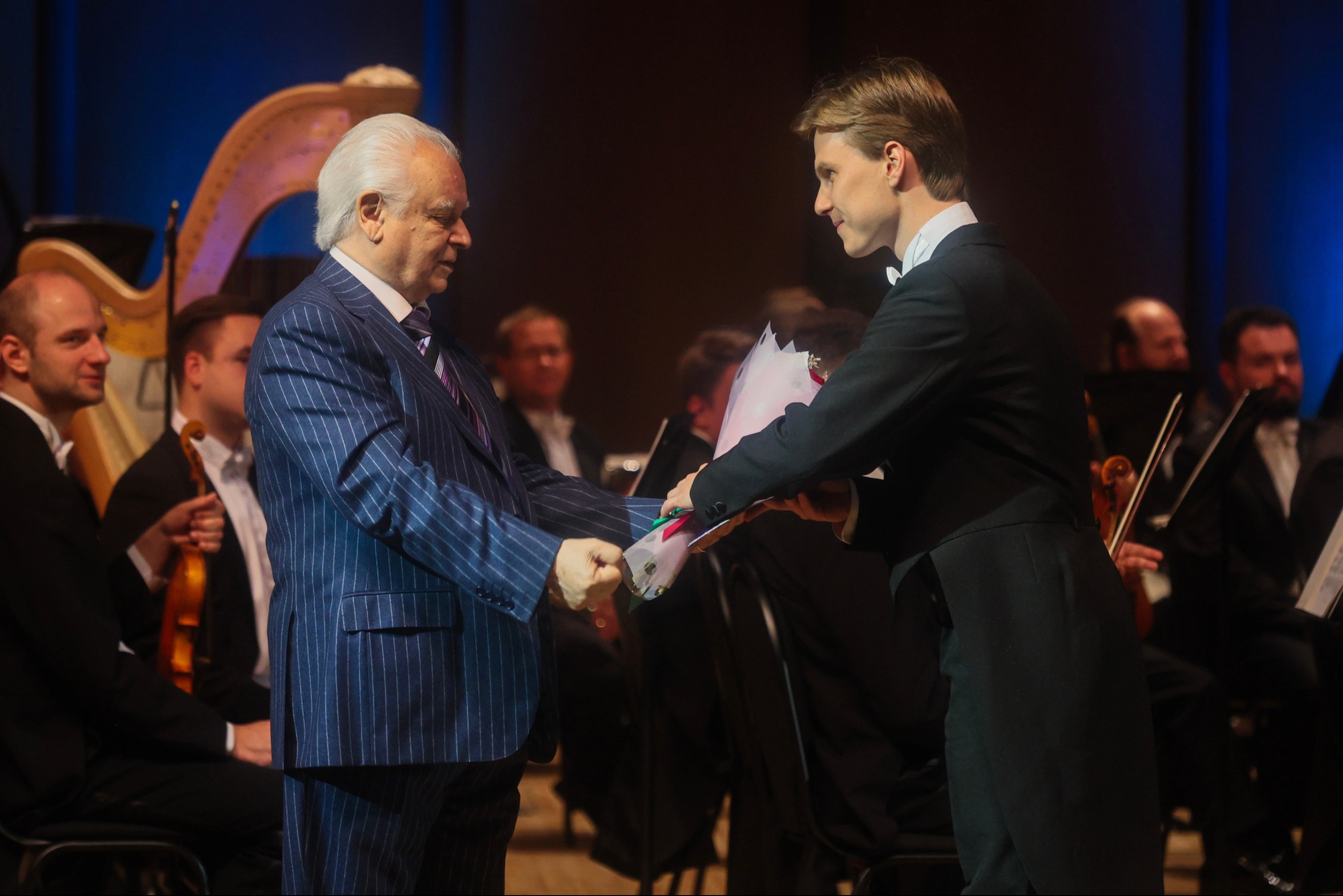 Фото. Дирижер Андрей Колясников