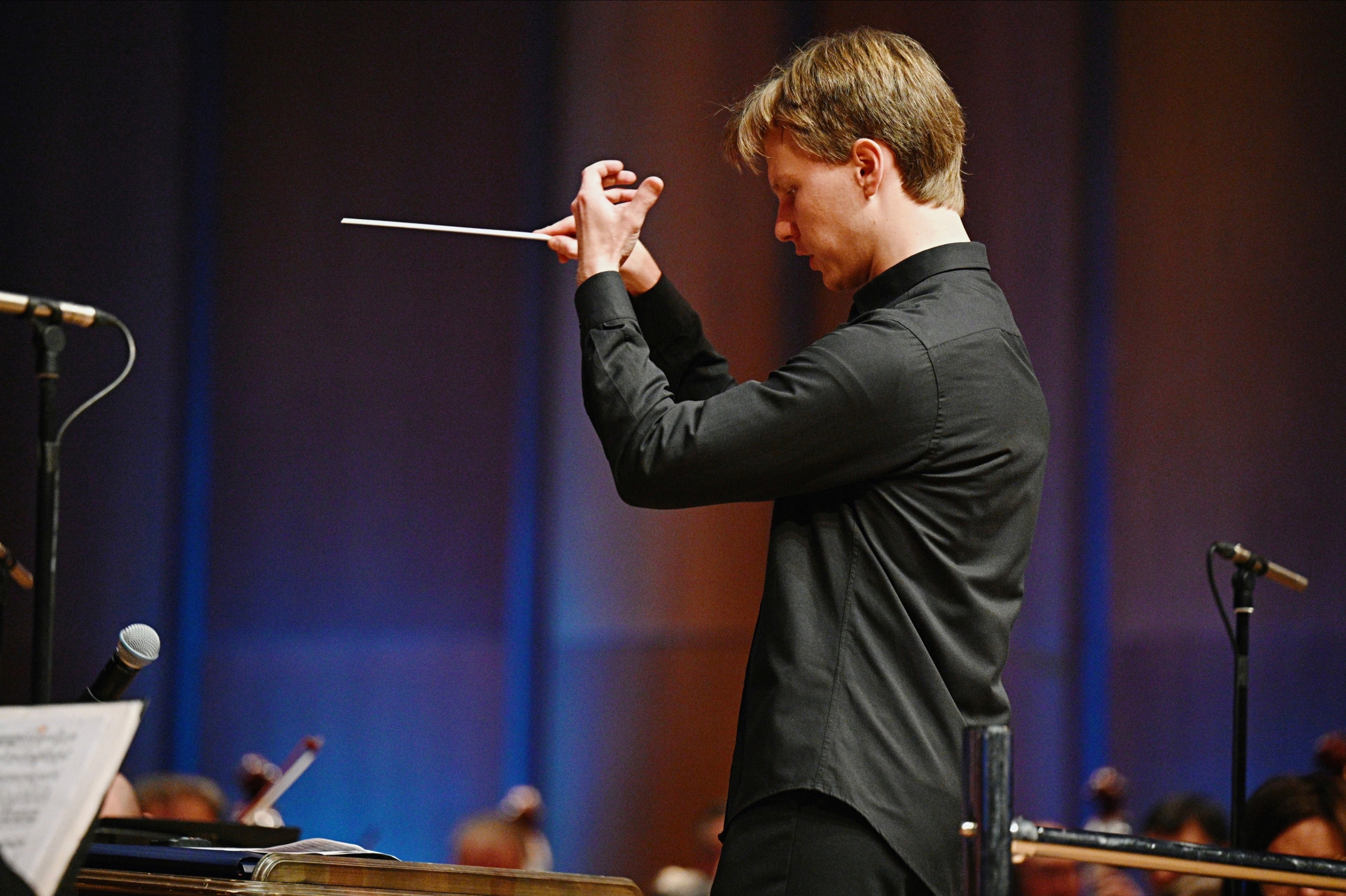 Фото. Дирижер Андрей Колясников