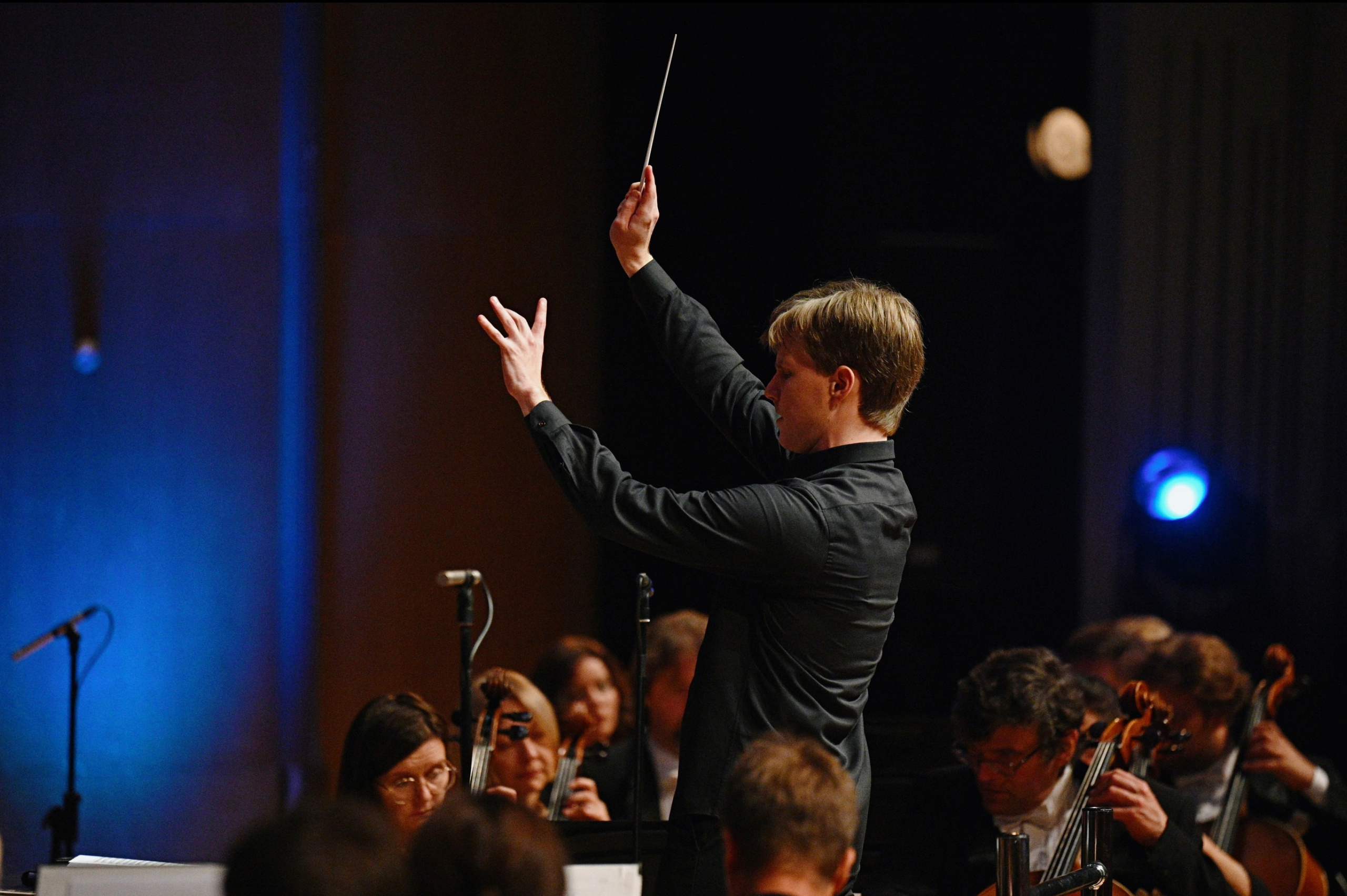 Фото. Дирижер Андрей Колясников