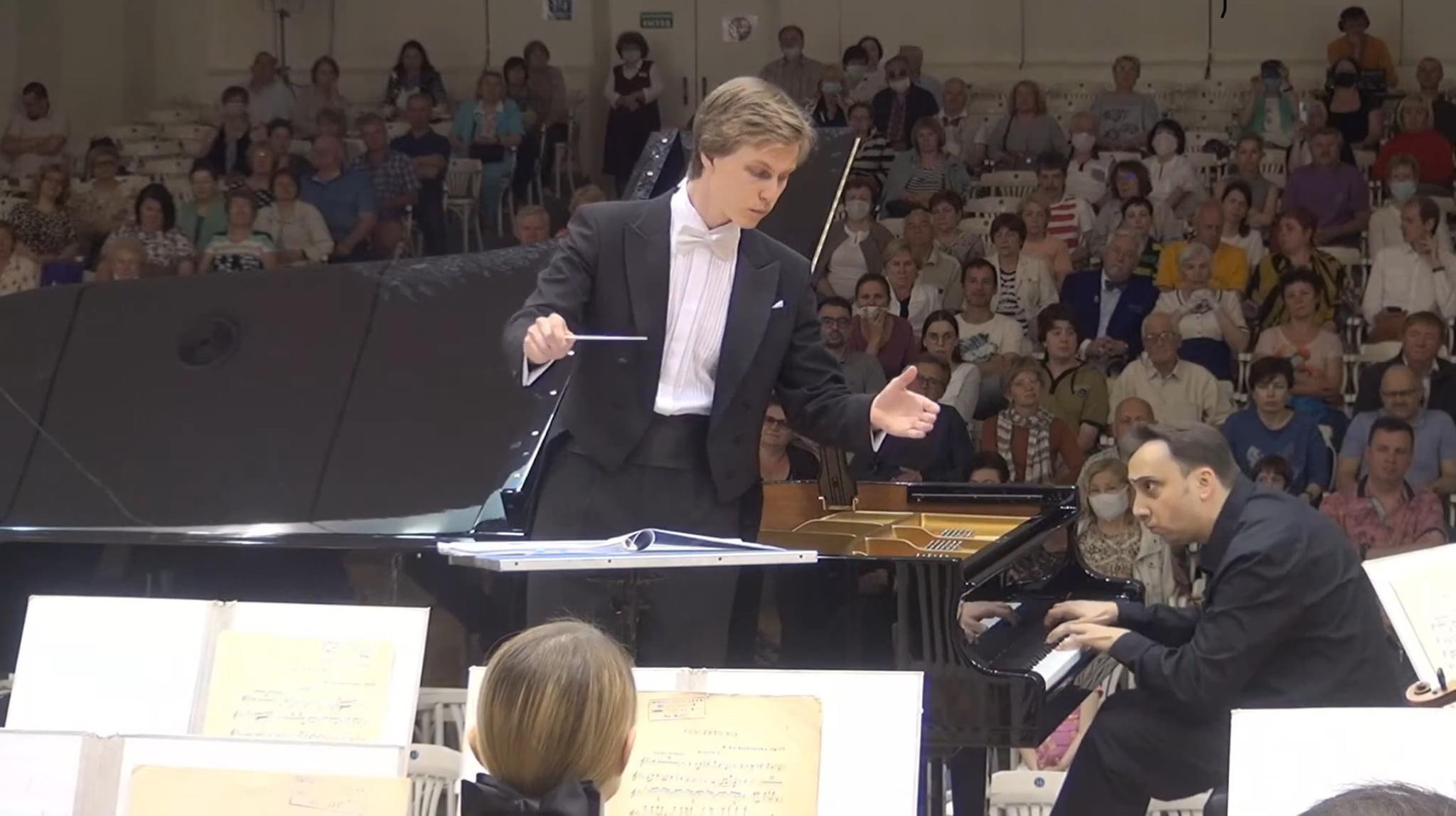 Фото. Дирижер Андрей Колясников