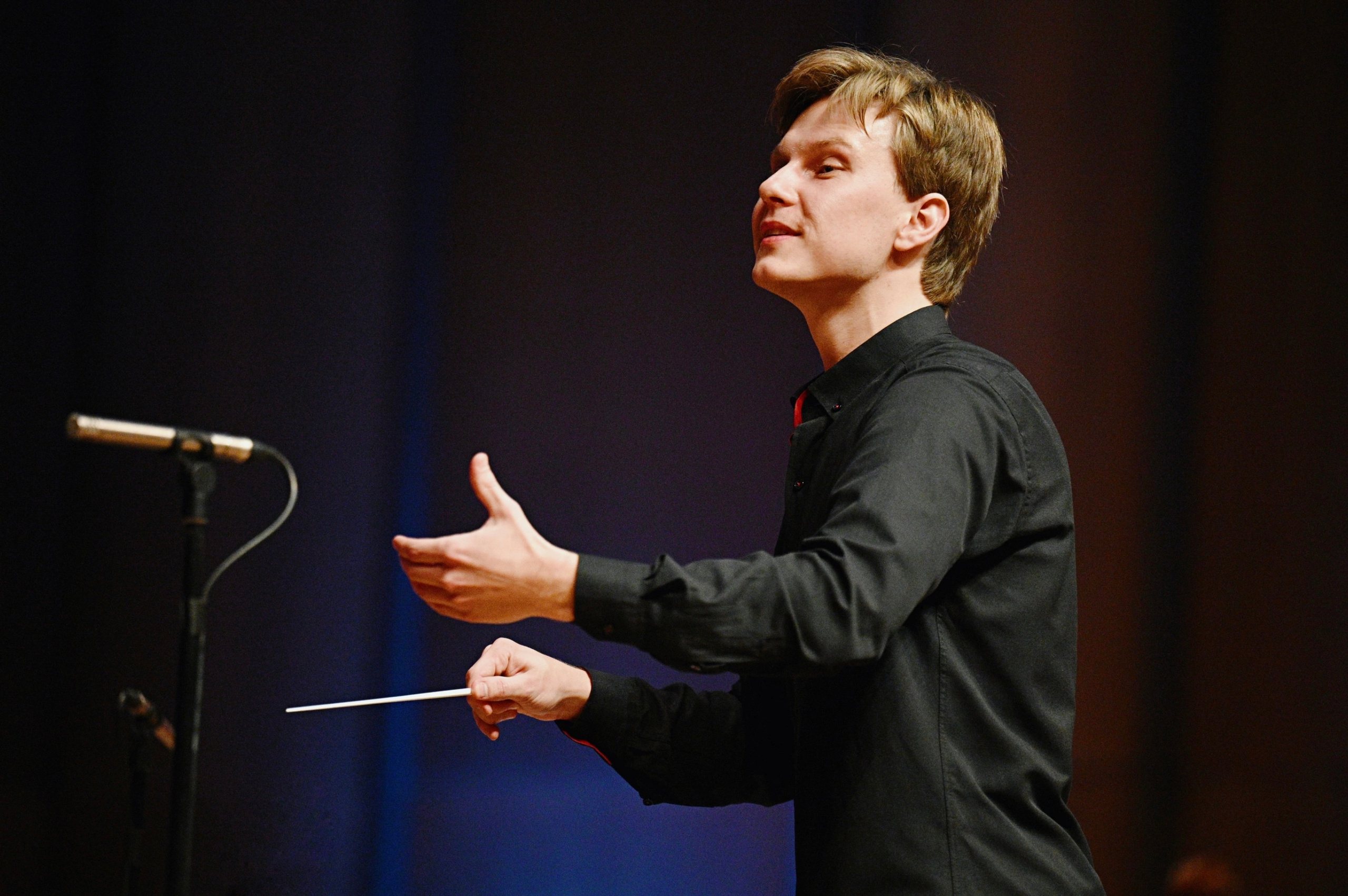 Фото. Дирижер Андрей Колясников