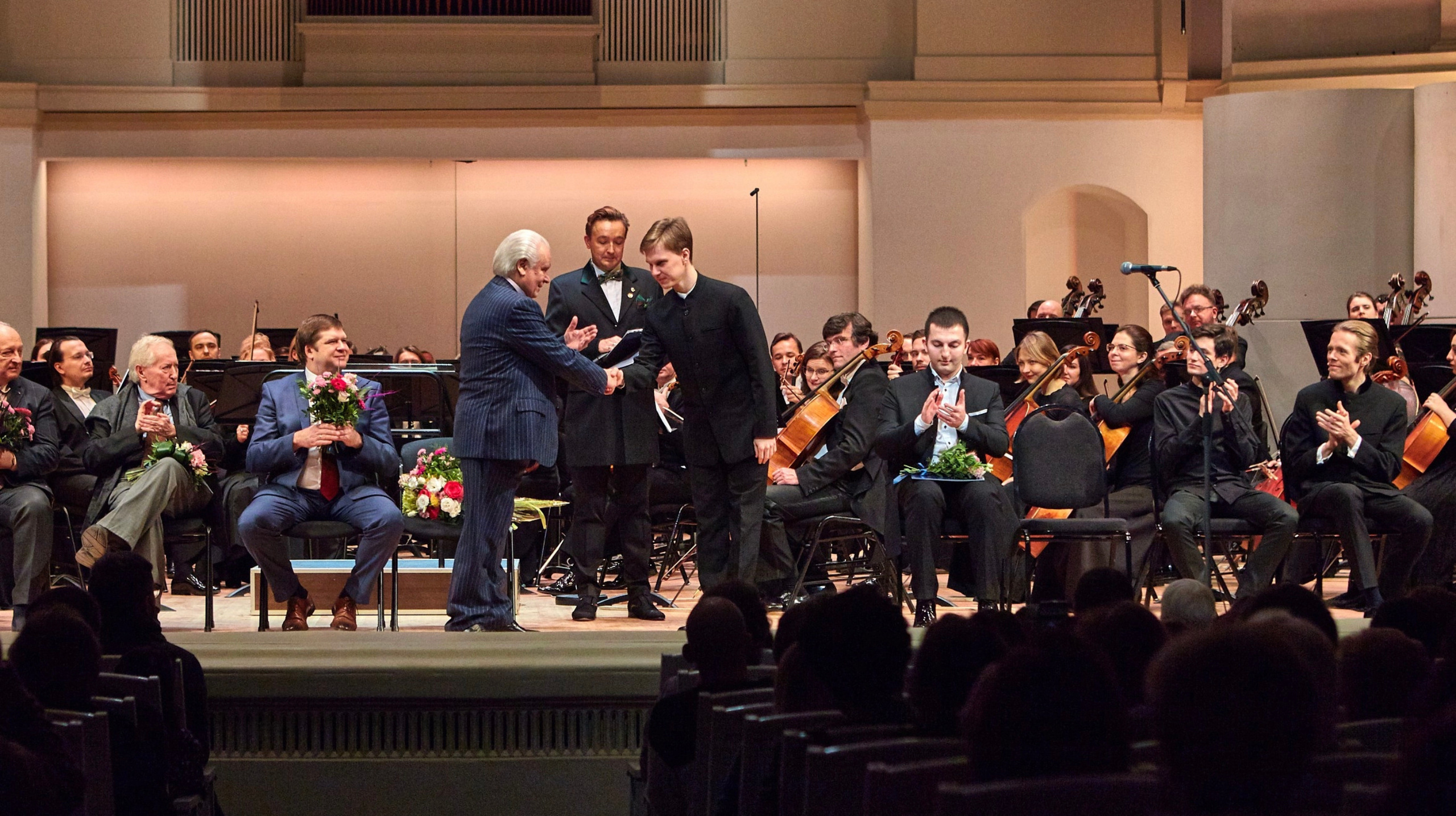 Фото. Дирижер Андрей Колясников