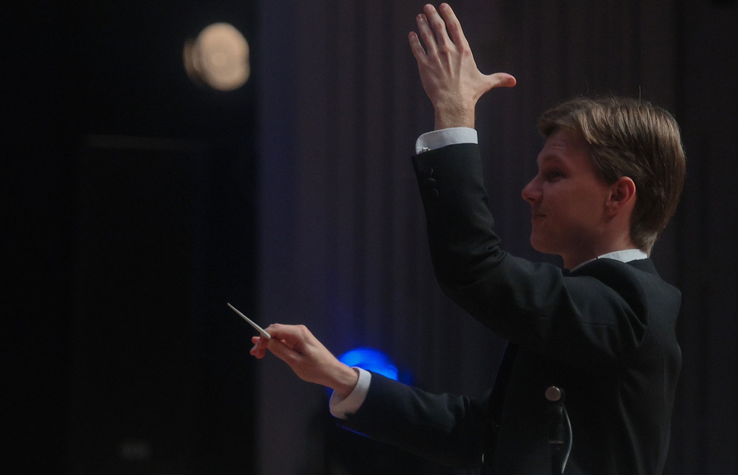 Фото. Дирижер Андрей Колясников