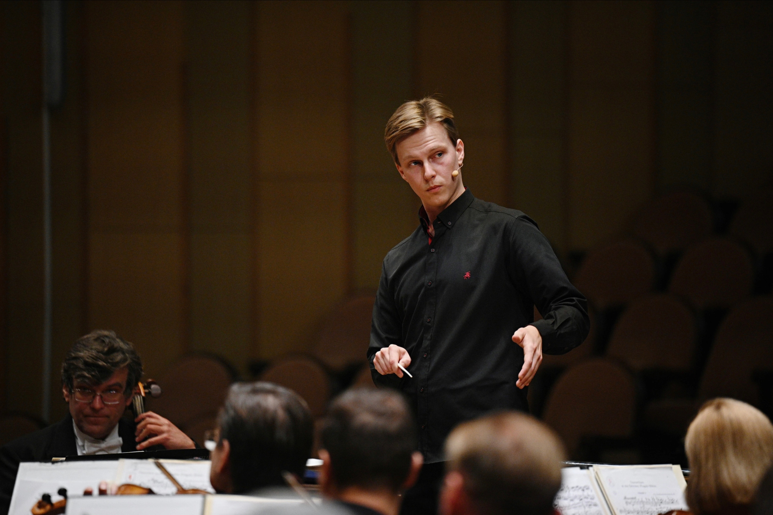 Фото. Дирижер Андрей Колясников