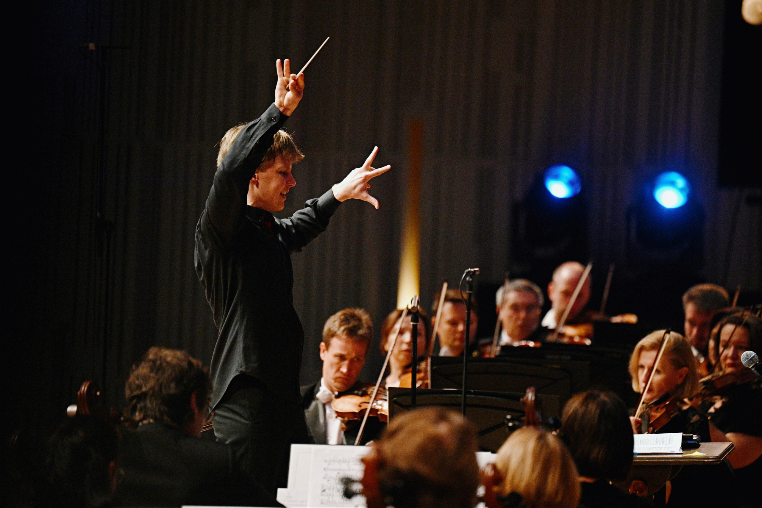 Фото. Дирижер Андрей Колясников