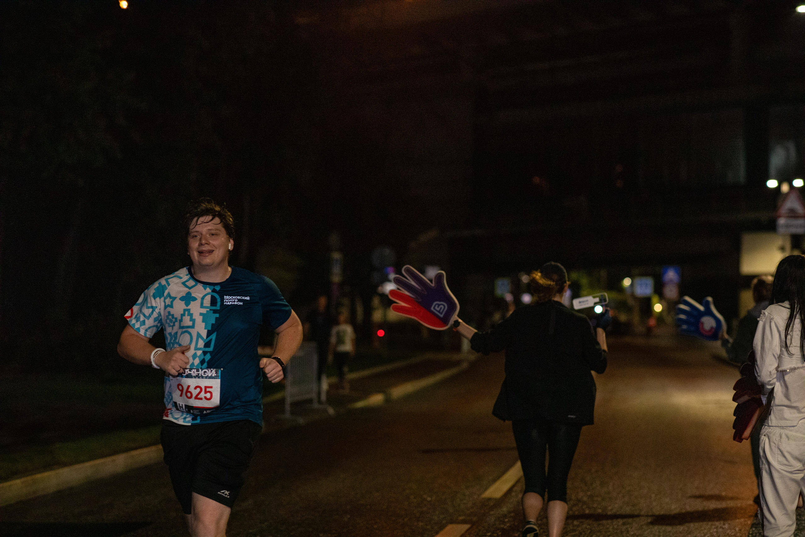 Ночной забег в ленте фотографий бегунов 03.08.24. Фотограф Сергей Ловкий