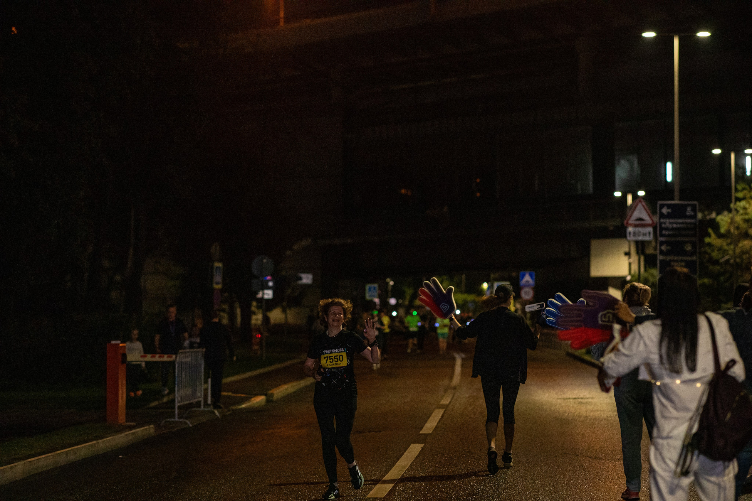 Ночной забег в ленте фотографий бегунов 03.08.24. Фотограф Сергей Ловкий
