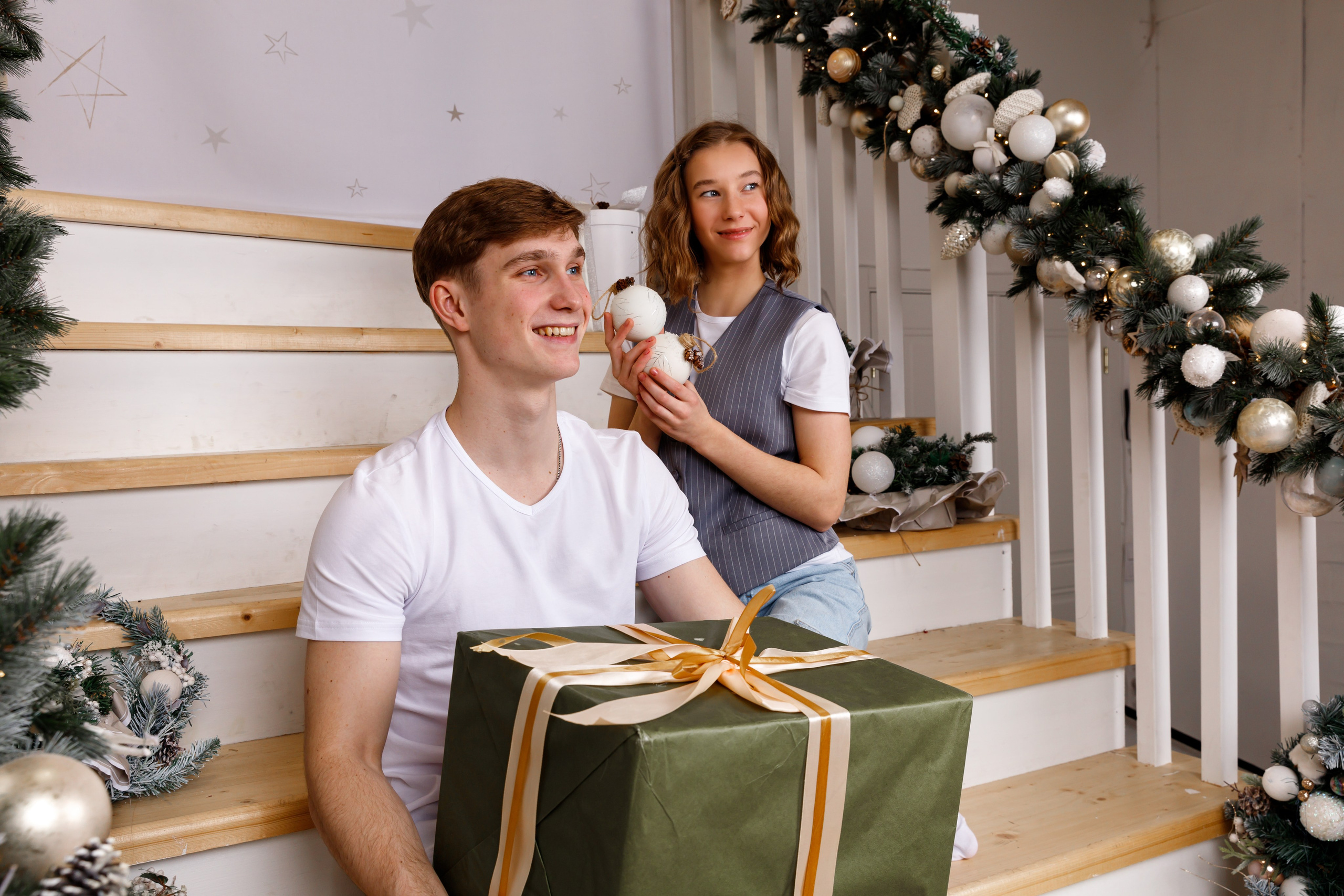 HappyNewYear_DailyStudio_2024. ФОТОГРАФ РАДОСТИ Фотосессия в студии СПб. Портретный фотограф — Юрий Торлопов