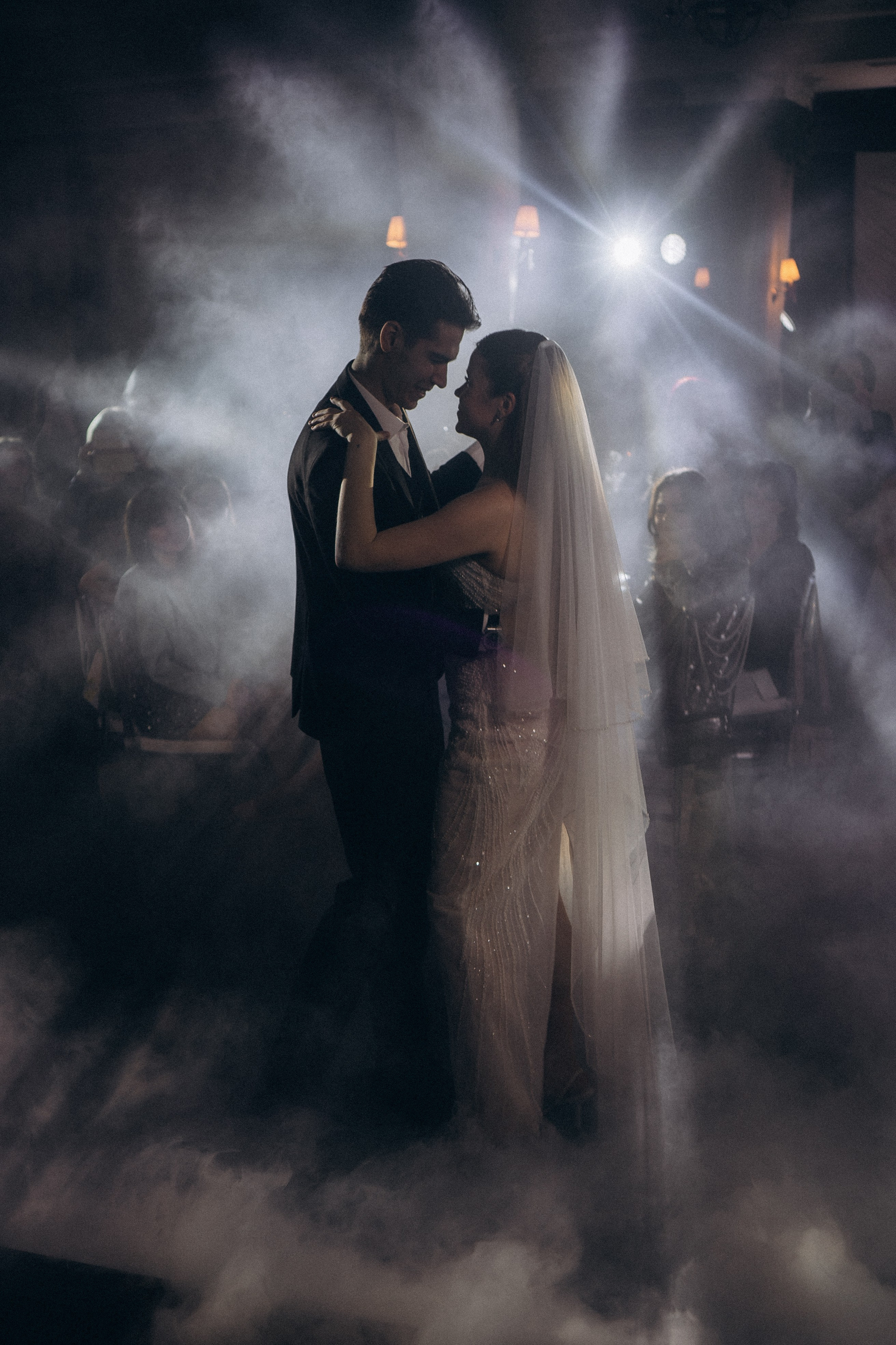 ПЕРВЫЙ ТАНЕЦ МОЛОДЫХ НА БАНКЕТЕ. ТРОГАТЕЛЬНЫЙ МОМЕНТ (СНЯТО В СИБИРЕ В НИЖНЕВАРТОВСКЕ). Профессиональный фотограф, Санкт-Петербург — Виктория Богомолова