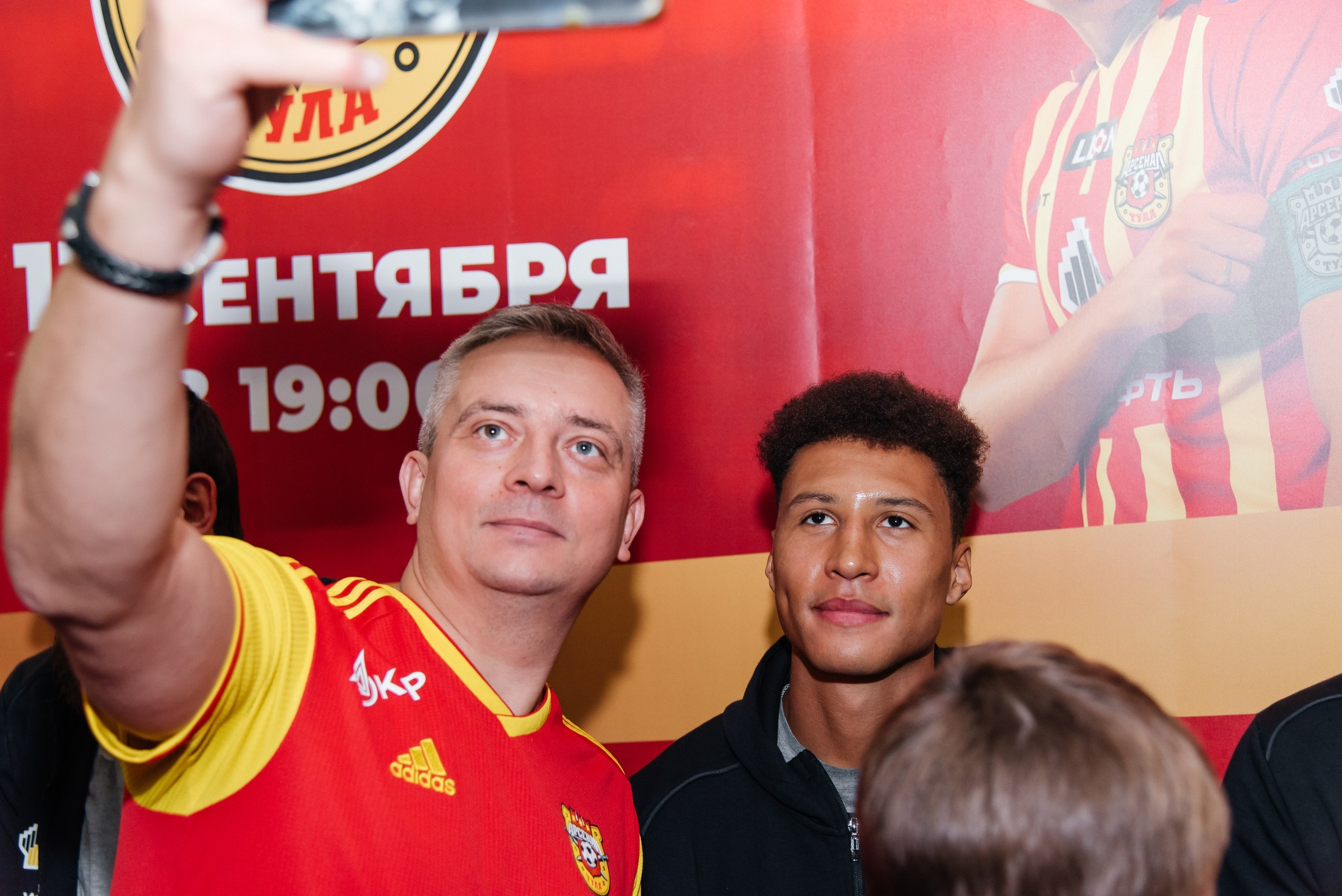 ФК Арсенал автограф-сессия в ТЦ Макси. Семейный и детский фотограф в Туле