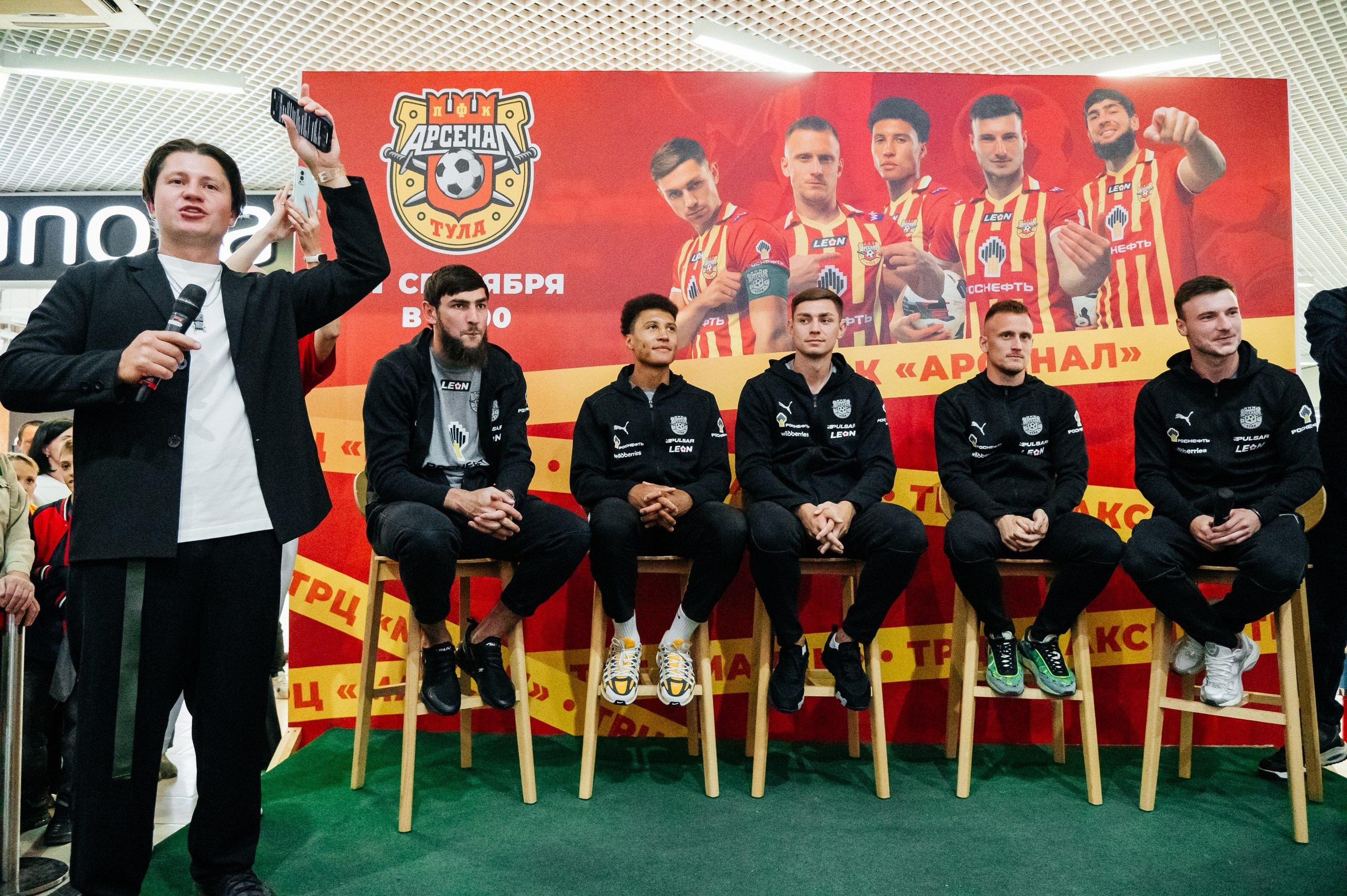 ФК Арсенал автограф-сессия в ТЦ Макси. Семейный и детский фотограф в Туле