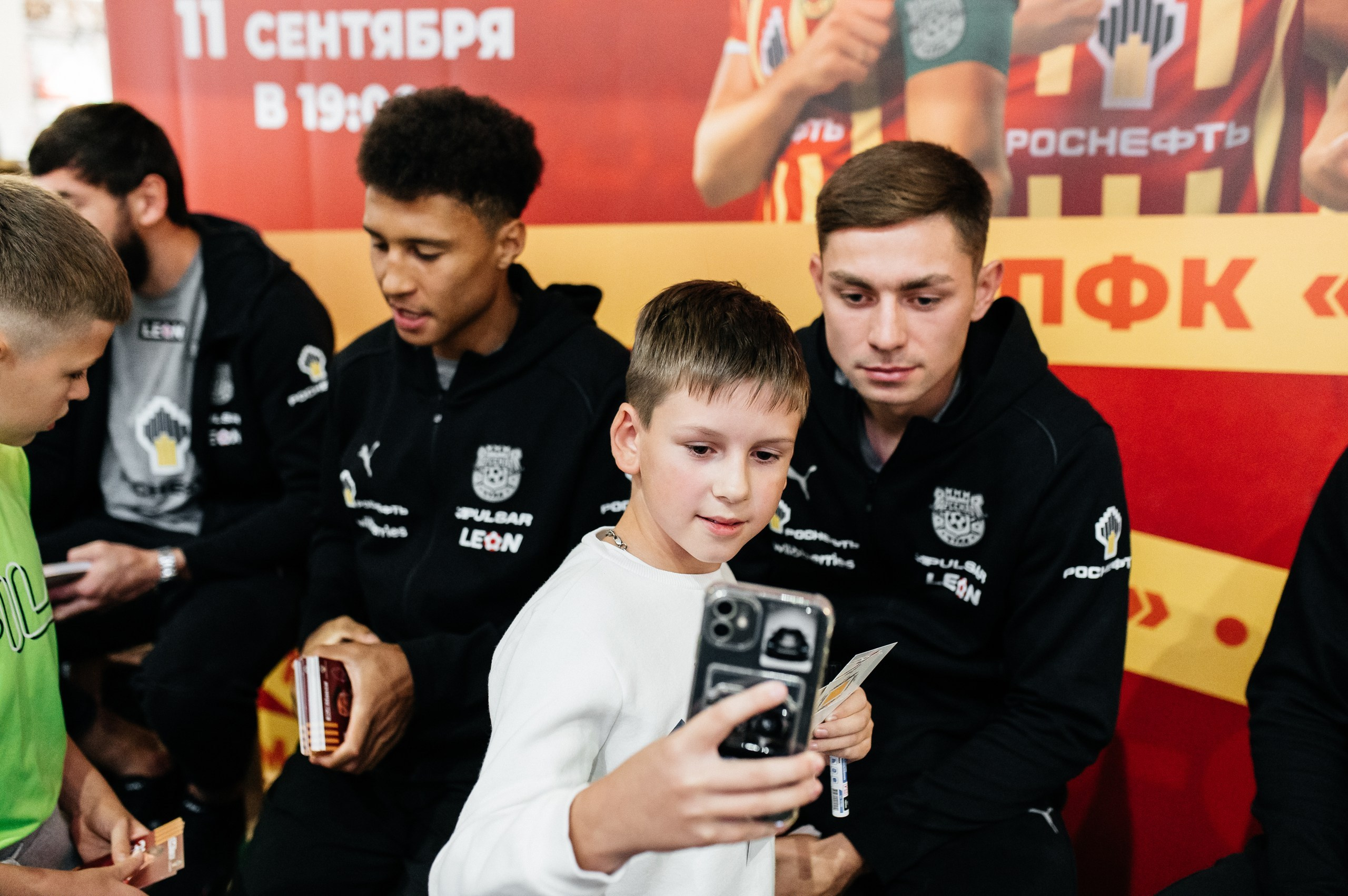 ФК Арсенал автограф-сессия в ТЦ Макси. Семейный и детский фотограф в Туле