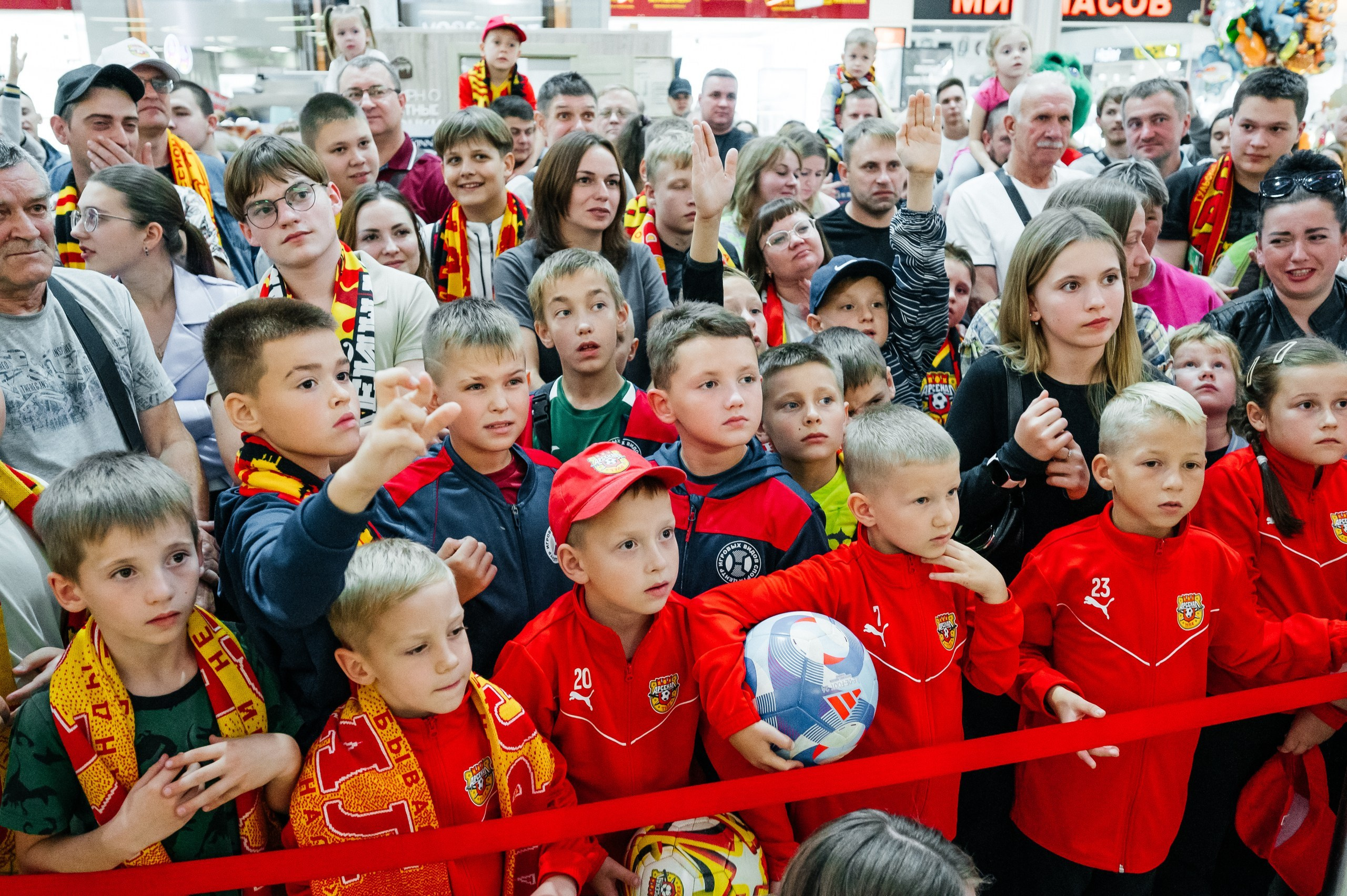 ФК Арсенал автограф-сессия в ТЦ Макси. Семейный и детский фотограф в Туле
