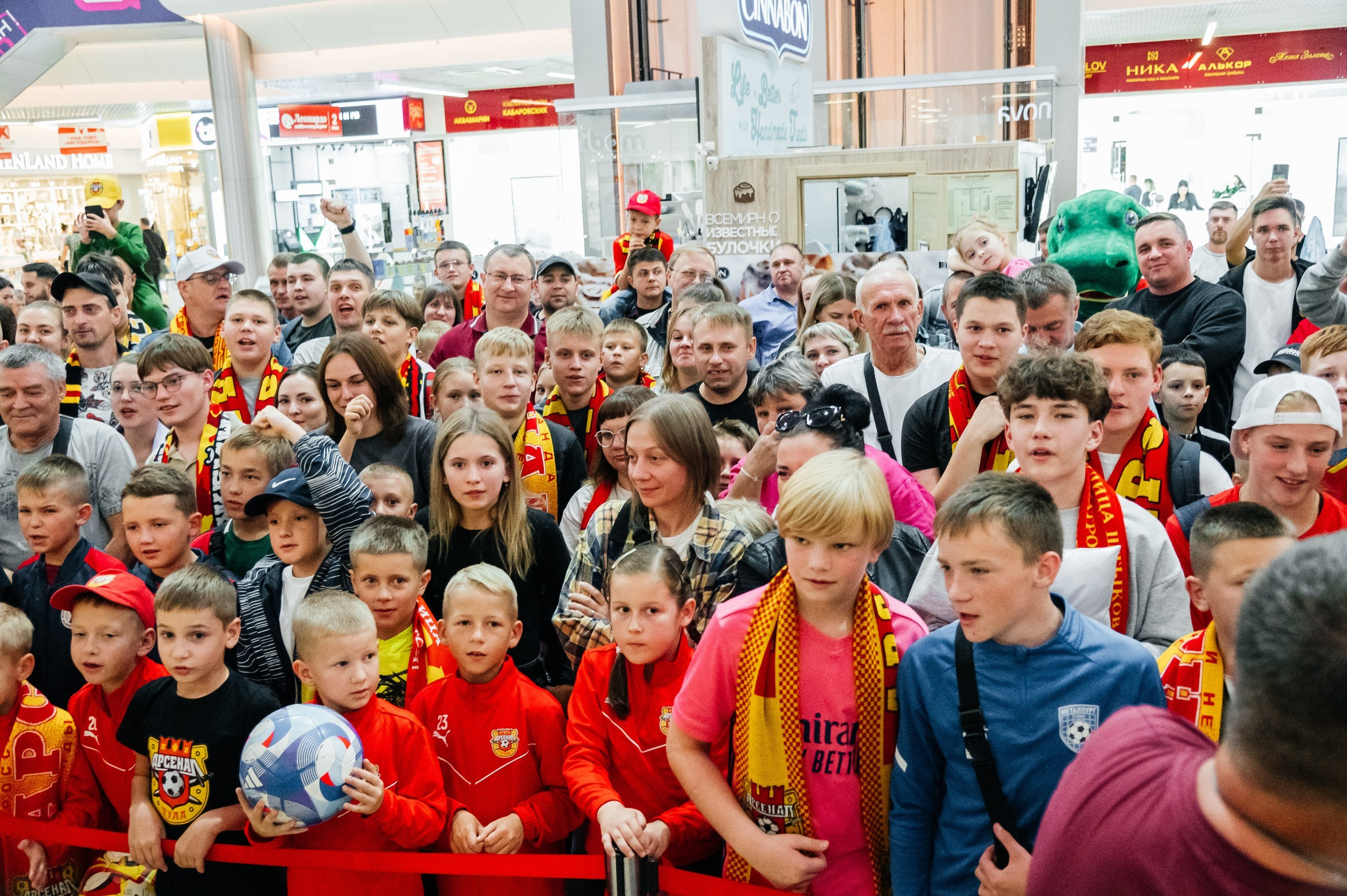 ФК Арсенал автограф-сессия в ТЦ Макси. Семейный и детский фотограф в Туле